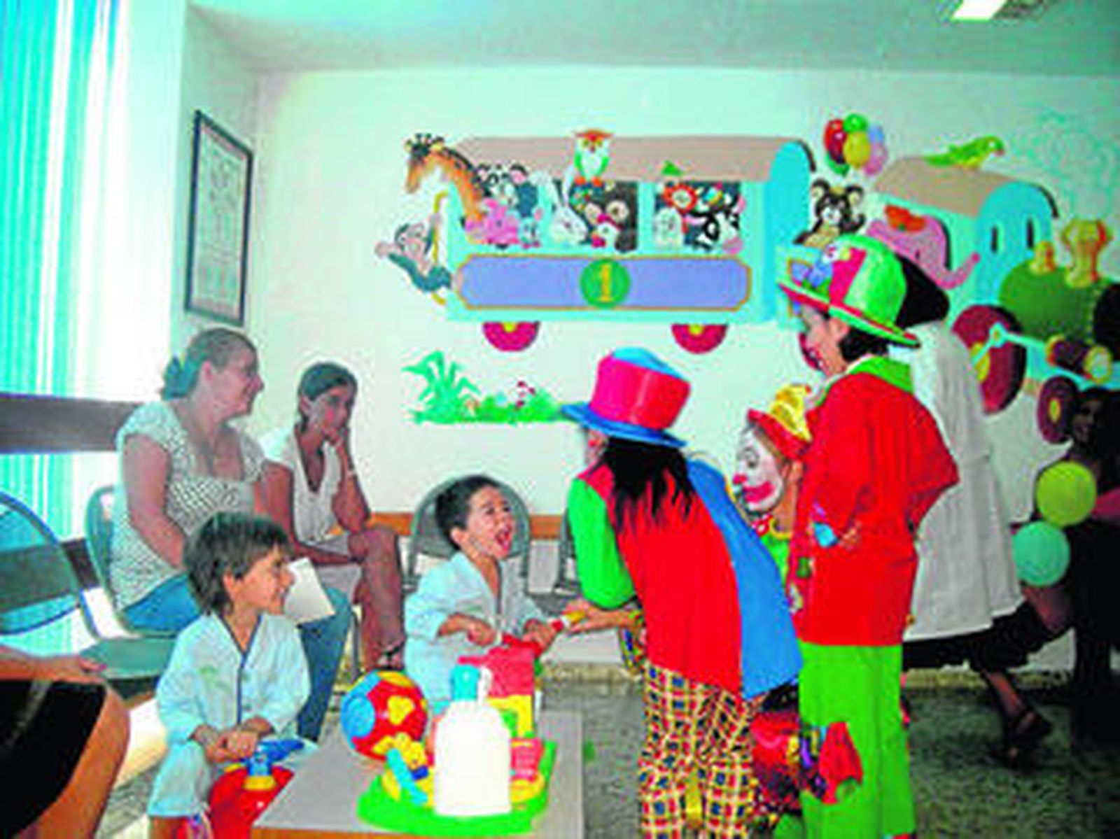 El grupo de payasos formado por jóvenes y niños amenizó la jornada a los pequeños ingresados en la planta de Pediatría del hospital de Riotinto.