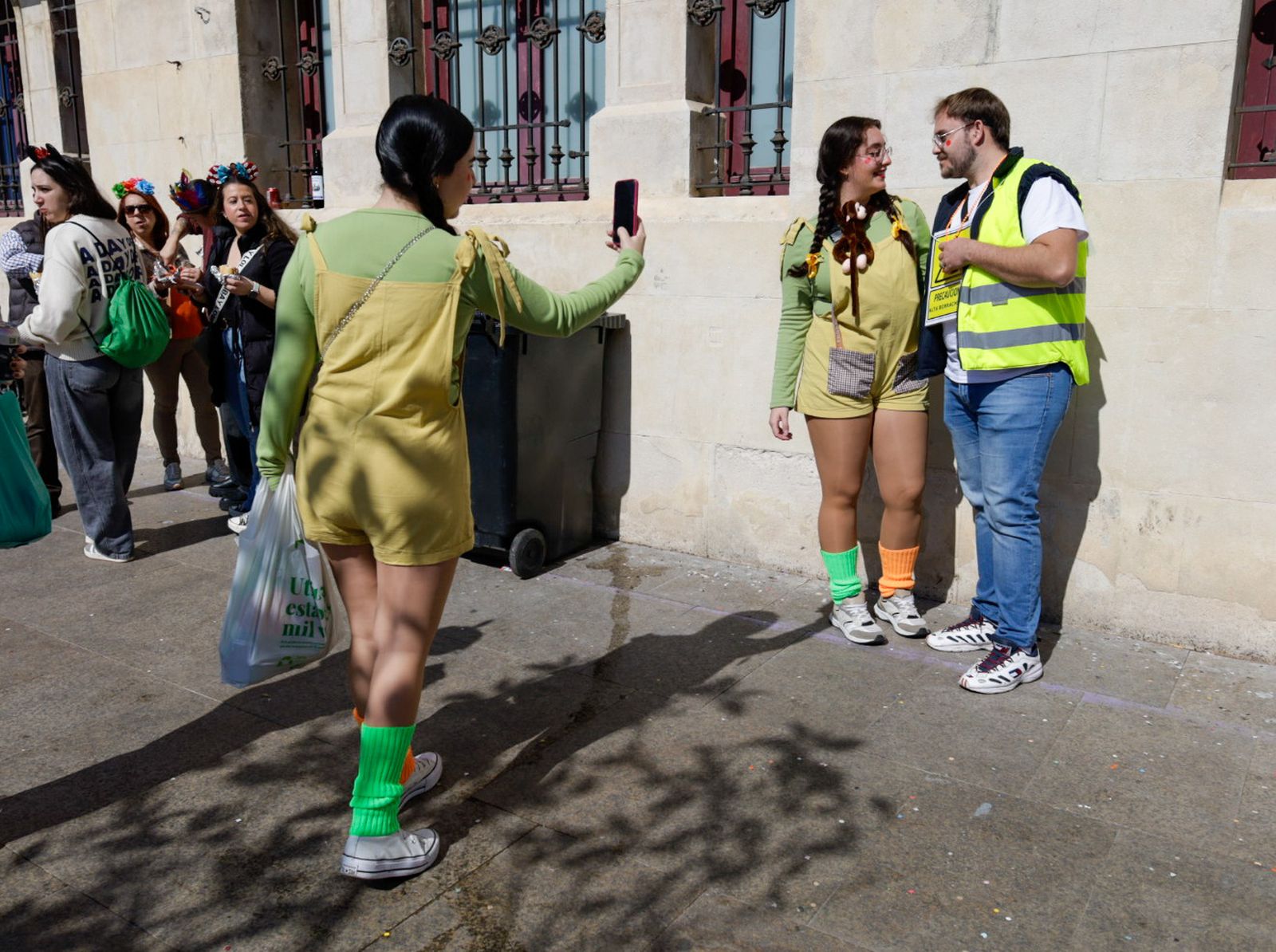 Así vive Cádiz su primer sábado de Carnaval: las imágenes de las batallas de copla y la fiesta en la calle