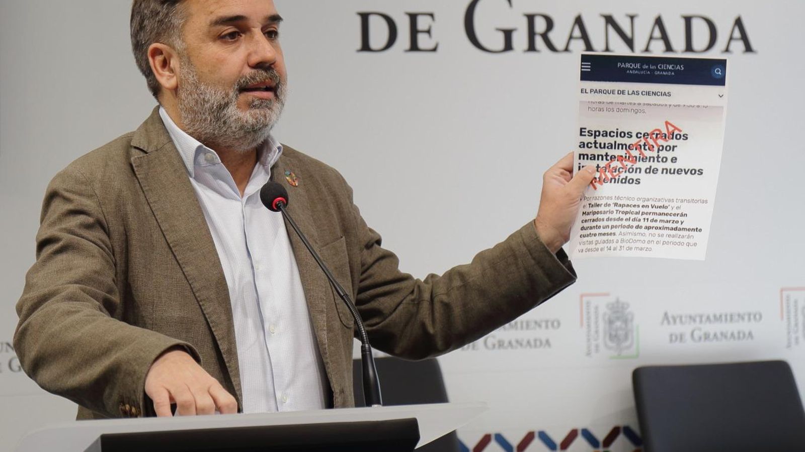 El portavoz municipal del PSOE, Jacobo Calvo, en la comparecencia donde ha denunciado la situación del Parque.