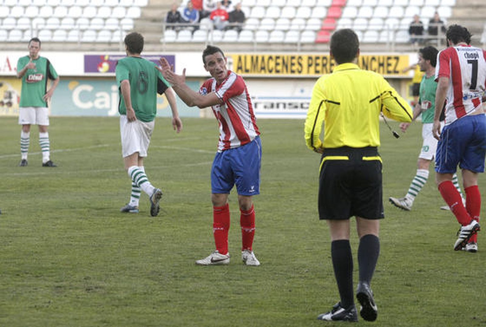 El Algeciras, que sólo logró empatar ante el Puerto Real en un ambiente enrarecido, continúa cuarto en la clasificación./Fotos:Erasmo Fenoy 

Foto: Erasmo Fenoy