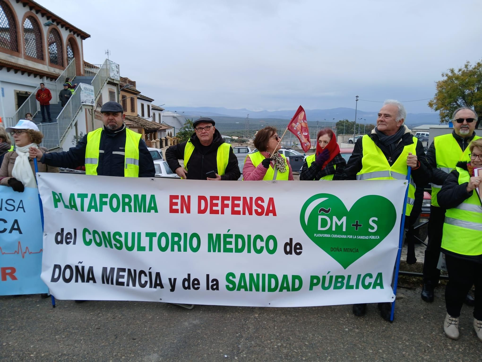 Las imágenes del corte de la N-432 en Espejo por la sanidad pública Las imágenes del corte de la N-432 en Espejo por la sanidad pública