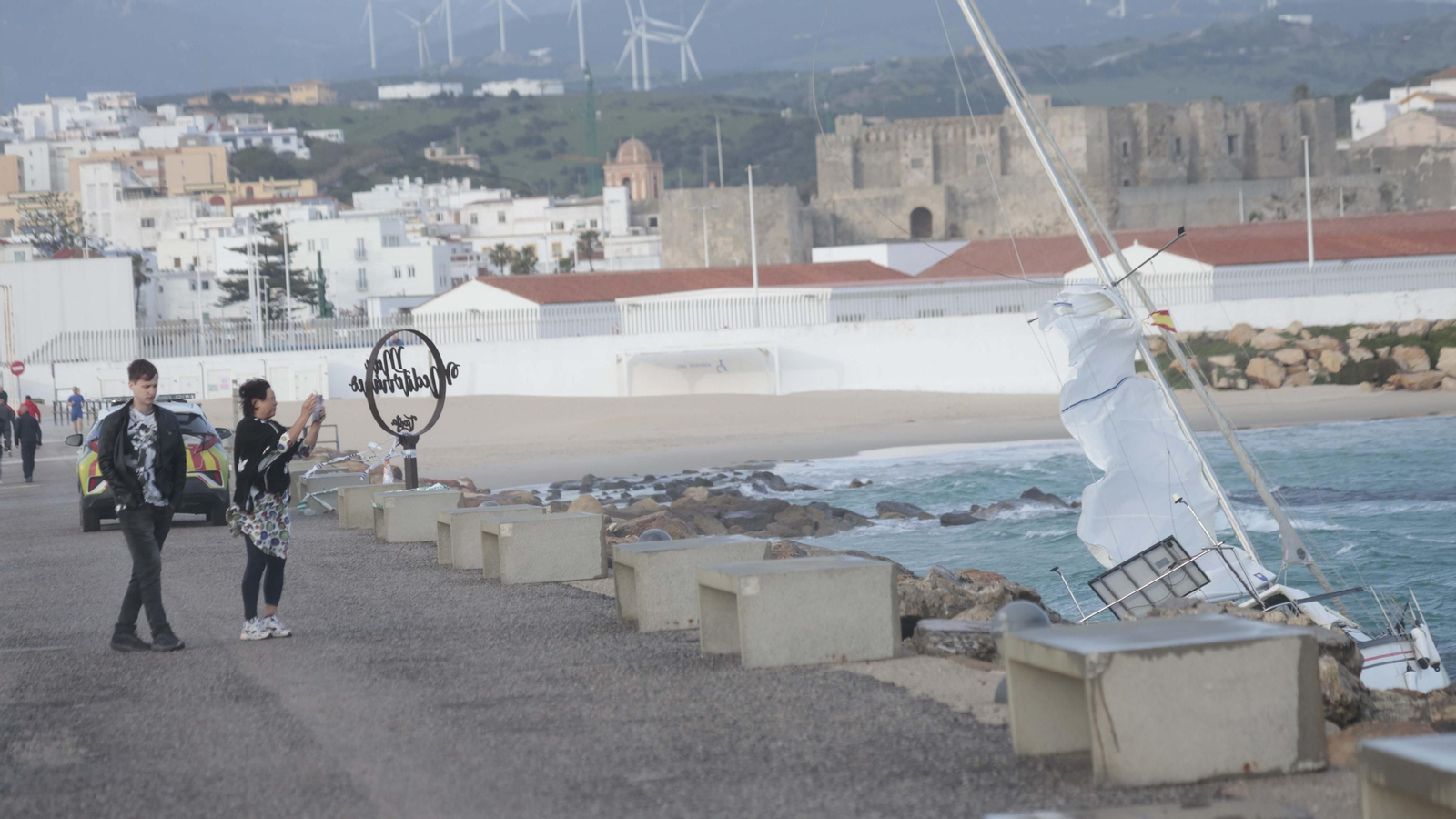 Las fotos del velero encallado en la playa chica de Tarifa