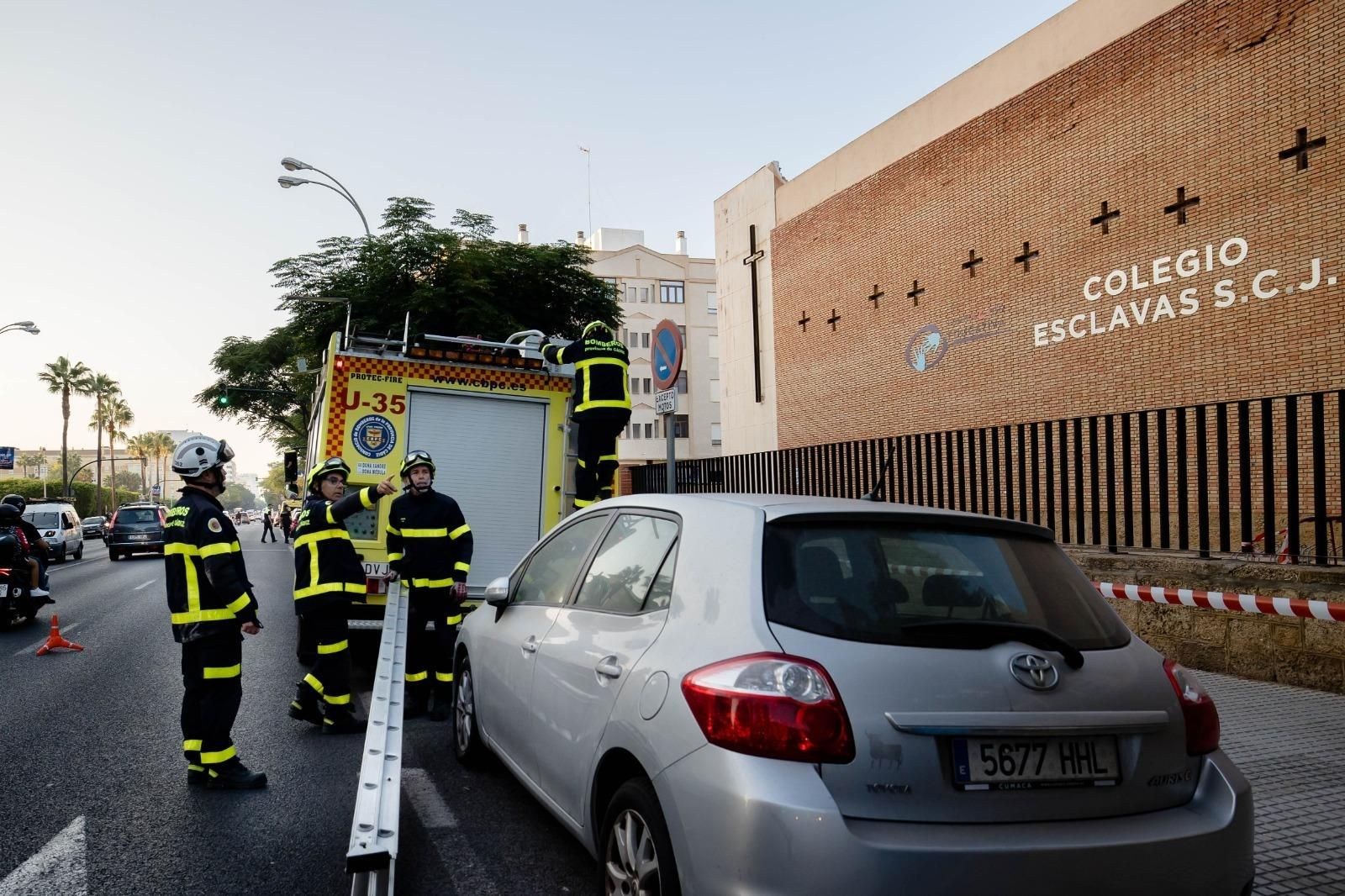 Así ha quedado el techo de la iglesia de Las Esclavas de Cádiz.