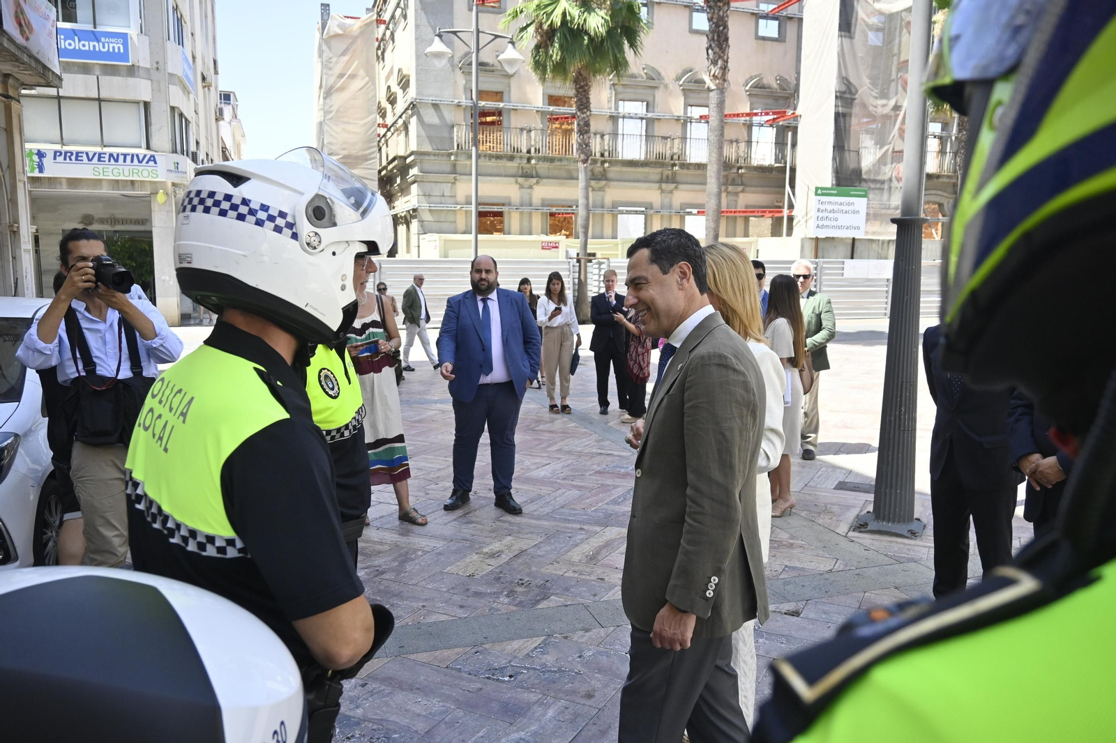 Visita de Juanma Moreno al Ayuntamiento de Huelva, en Imágenes