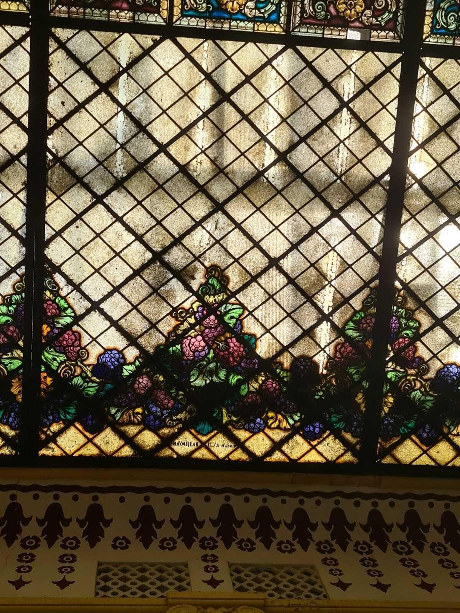 Cristaleras sucias en el edificio del Casino de la Exposición.