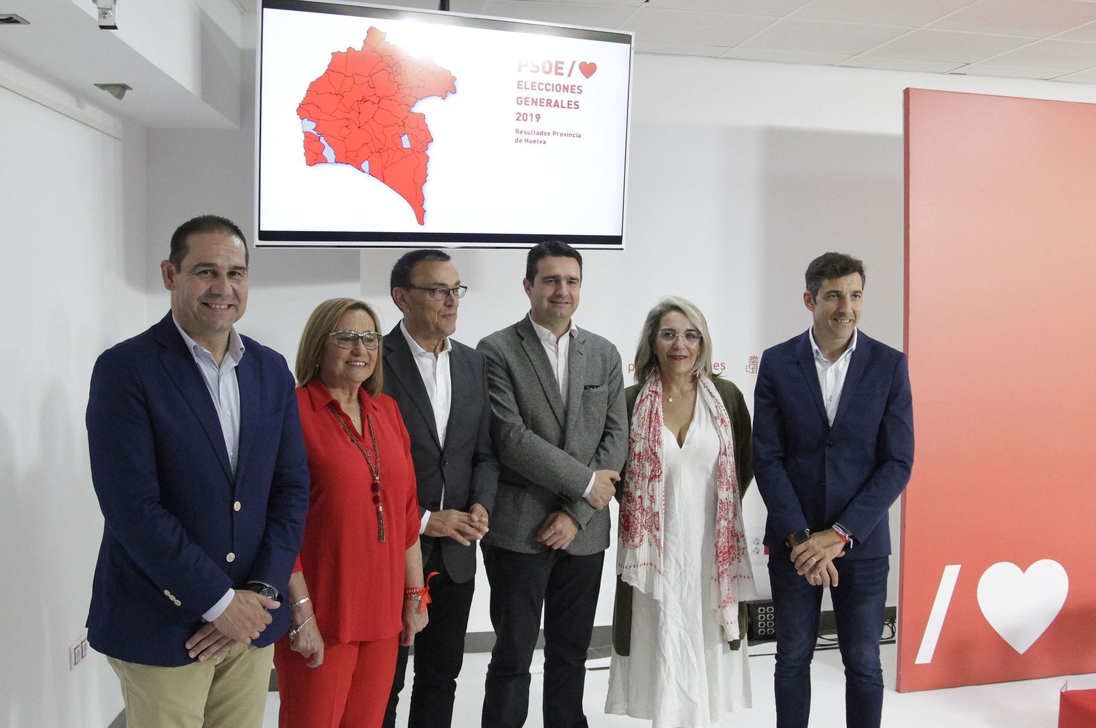 Ignacio Caraballo con los diputados y senadores electos del PSOE de Huelva.