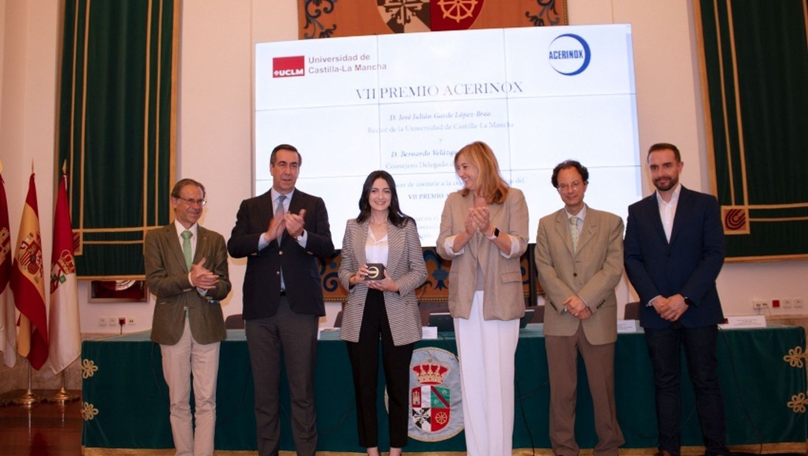 Marina Valero con el premio otorgado por Acerinox