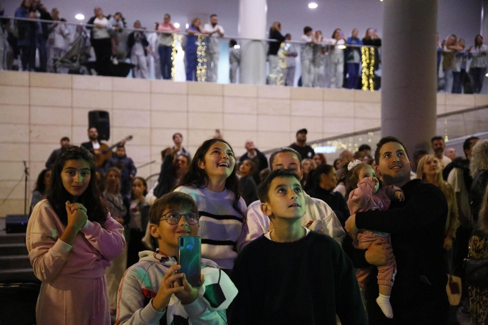 Las imágenes del encendido de la iluminación navideña en el Hospital Torrecárdenas de Almería