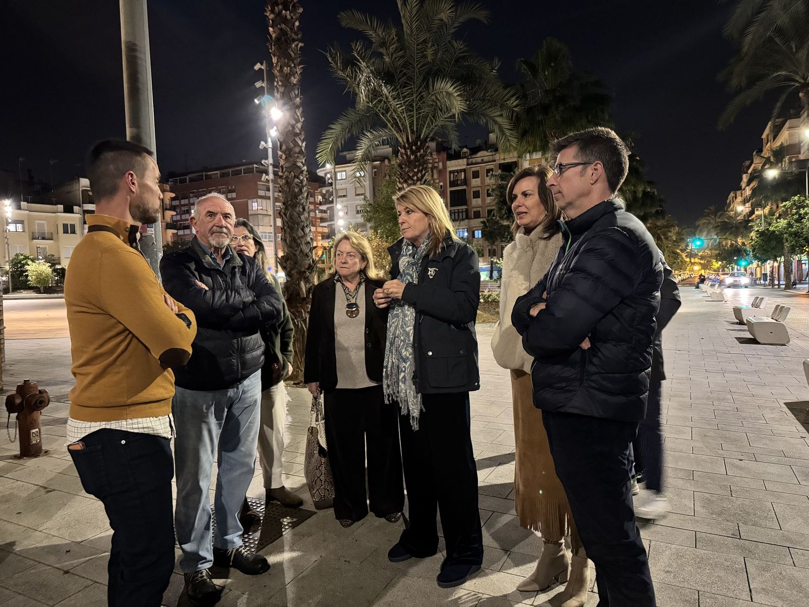 La alcaldesa de Huelva, Pilar Miranda, con vecinos del Paseo Independencia.