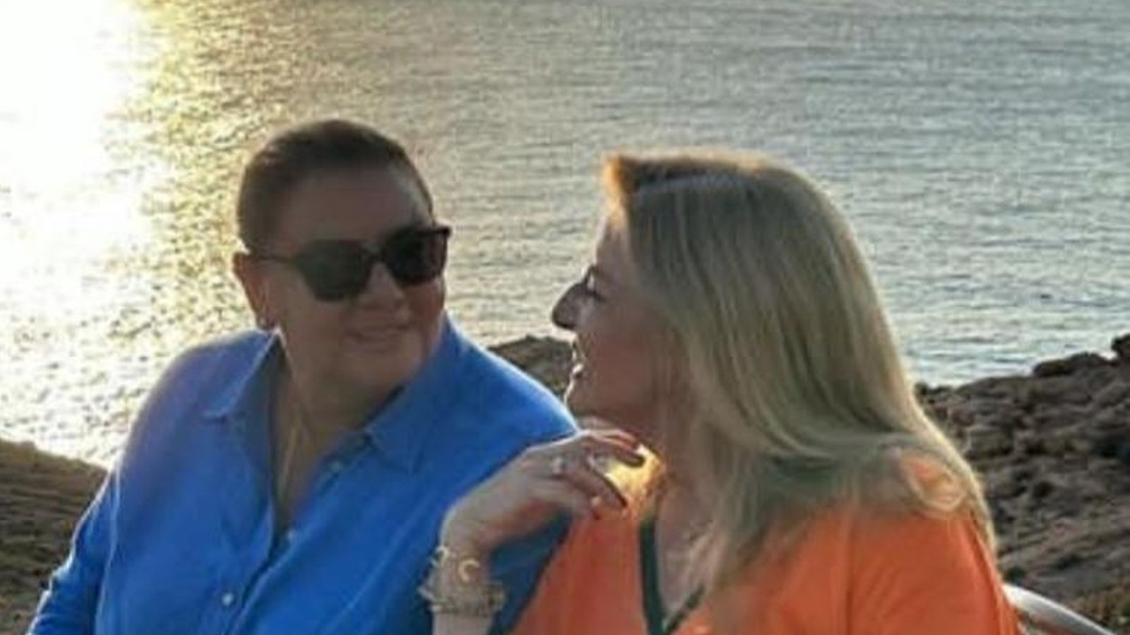 María del Monte e Inmaculada Casal en un atardecer de sus vacaciones en Ibiza