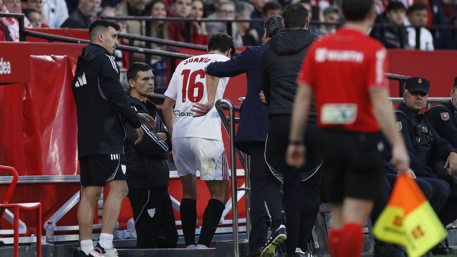 Juanlu se marcha tras ser expulsado.