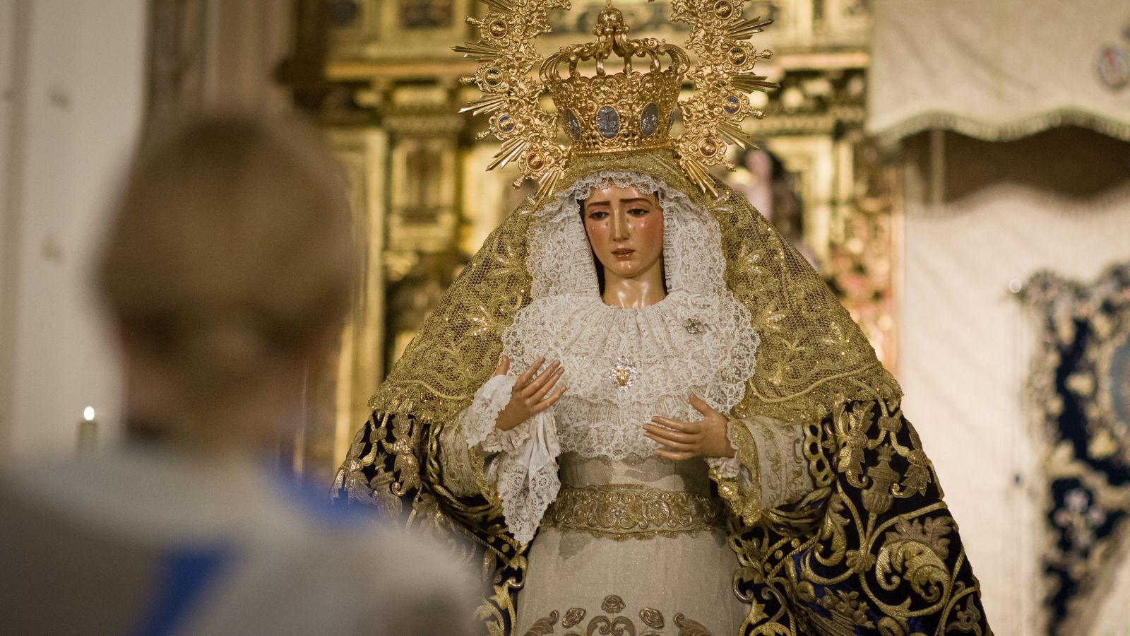 La Virgen del Dulce Nombre se encuentra en veneración en el altar mayor de San Lorenzo