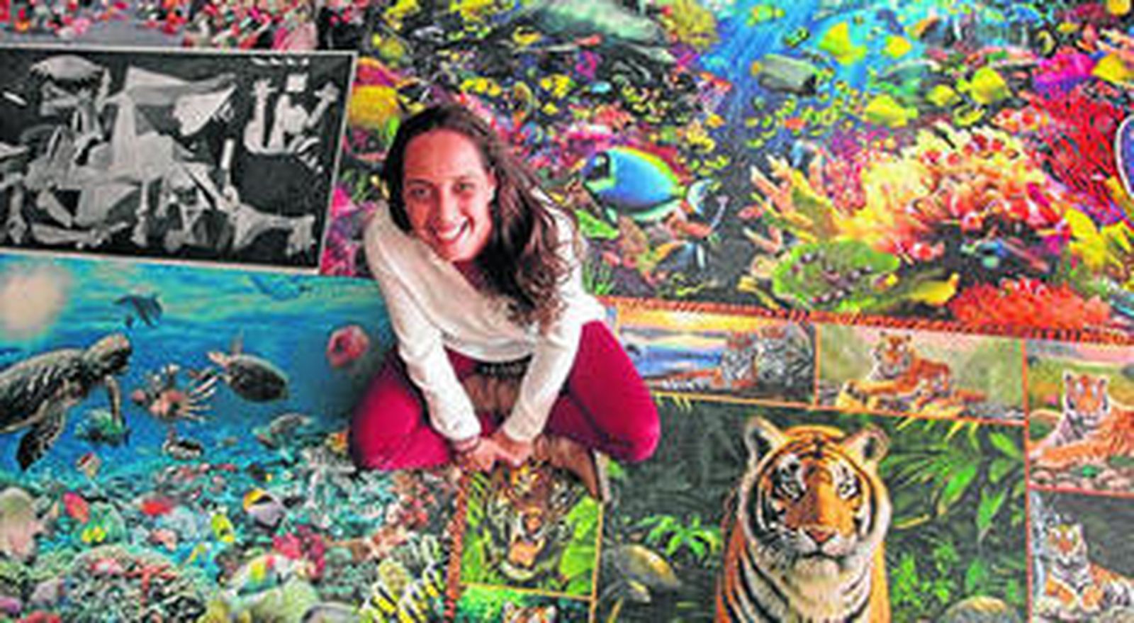 La algecireña Demelza Becerra Robledillo, rodeada de algunos de los incontables puzles que ha montado.