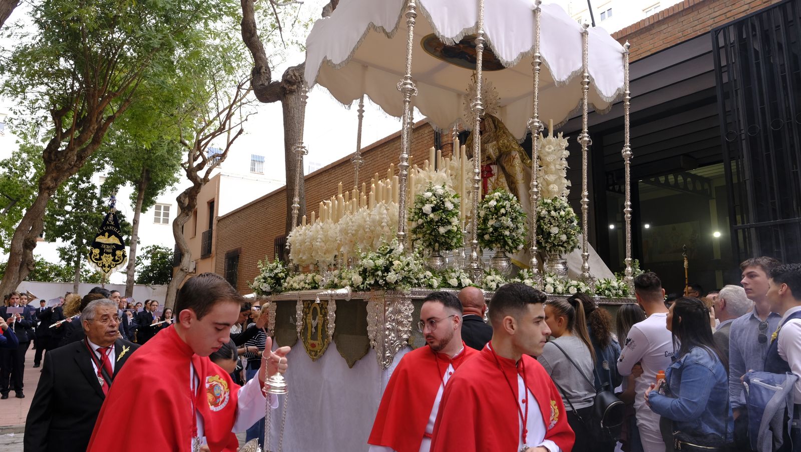 La Borriquita procesiona por las calles de Almería, en imágenes