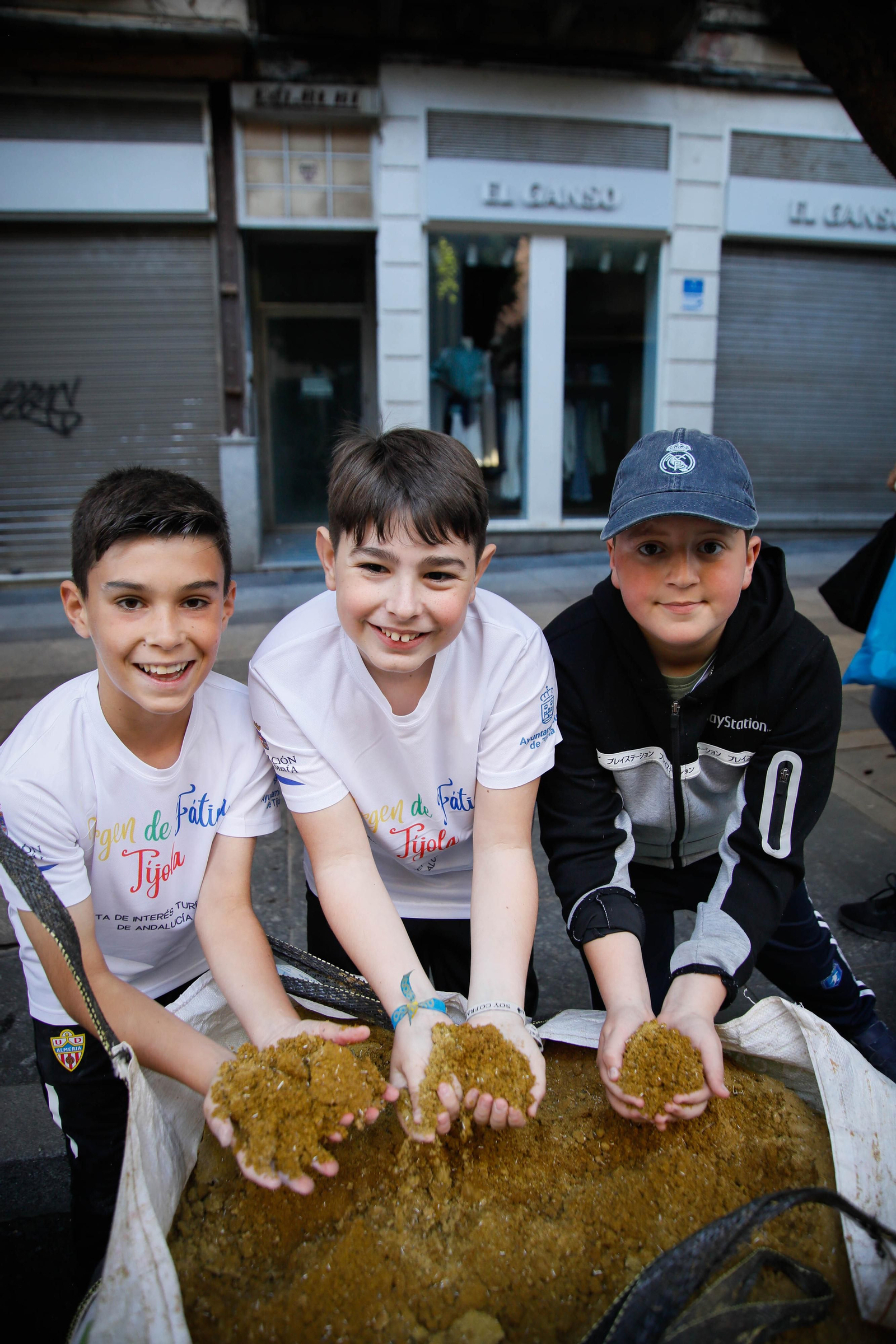 Así es la alfombra de serrín de 60 metros en el Paseo de Almería, en imágenes.