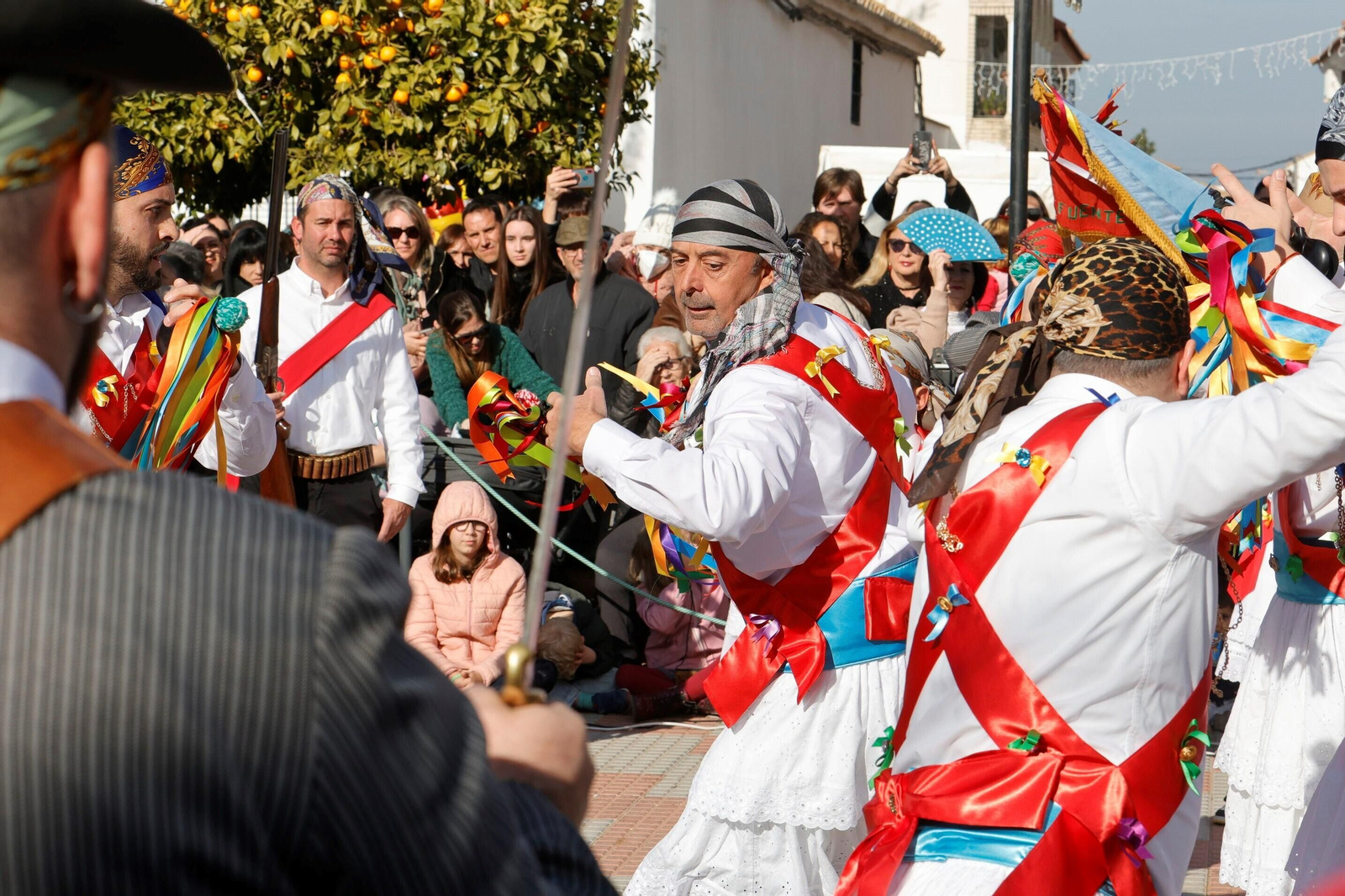 La Danza de los Locos y el Baile del Oso de Fuente Carreteros, en imágenes