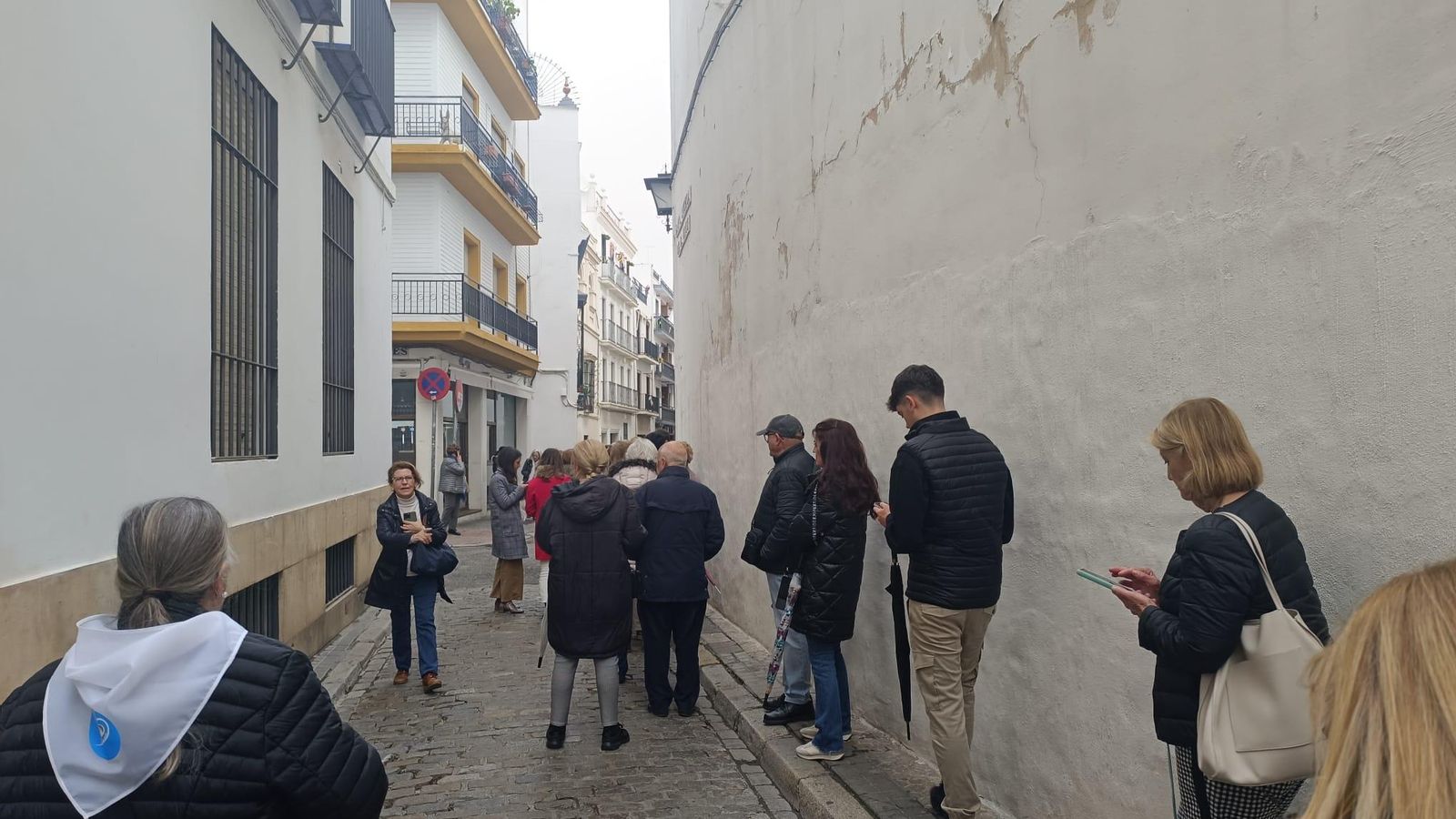 La cola llega hasta el Colegio San Francisco de Paula. La cola llega hasta el Colegio San Francisco de Paula.