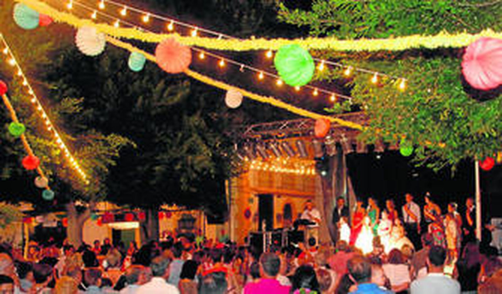 La plaza se llenó de vecinos para ver el pregón y la coronación del reinado.
