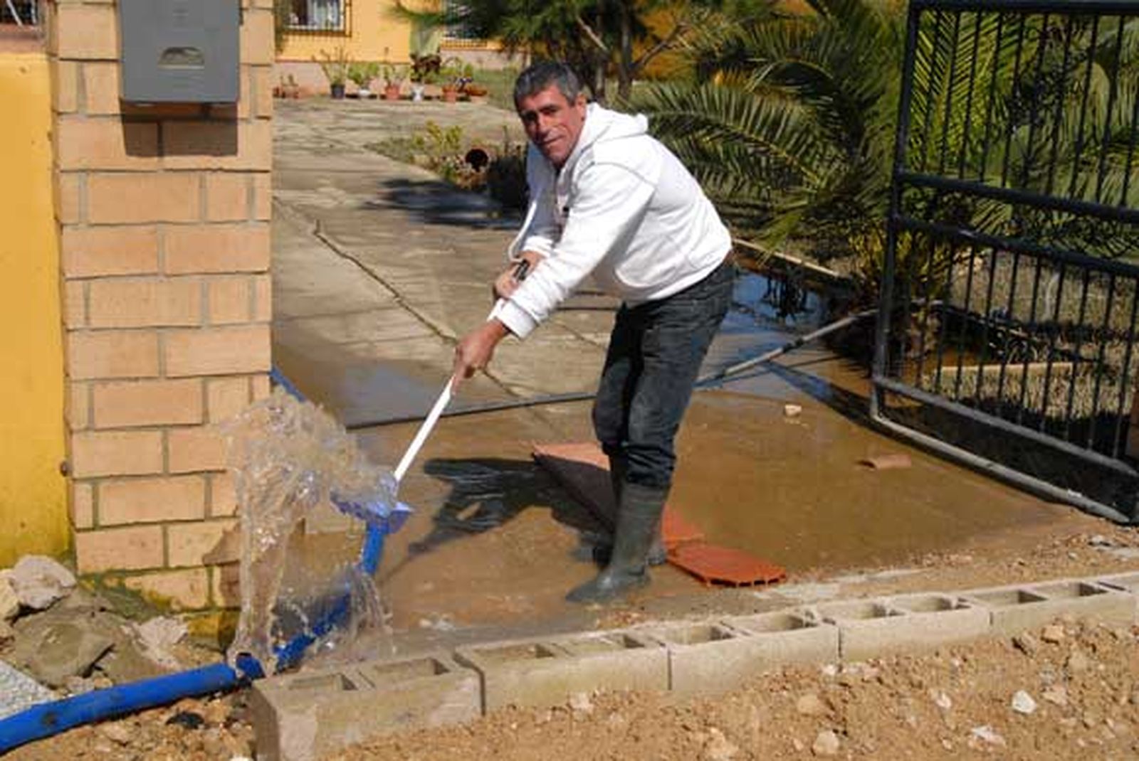 Juan Fuentes, trabajador de astilleros: "El agua me llegó a la cintura"
Juan tiene el susto todavía en el cuerpo. "No he podido dormir en tres días". El agua se coló en su casa y su parcela hasta alturas insospechadas.

Foto: Paco Periñán