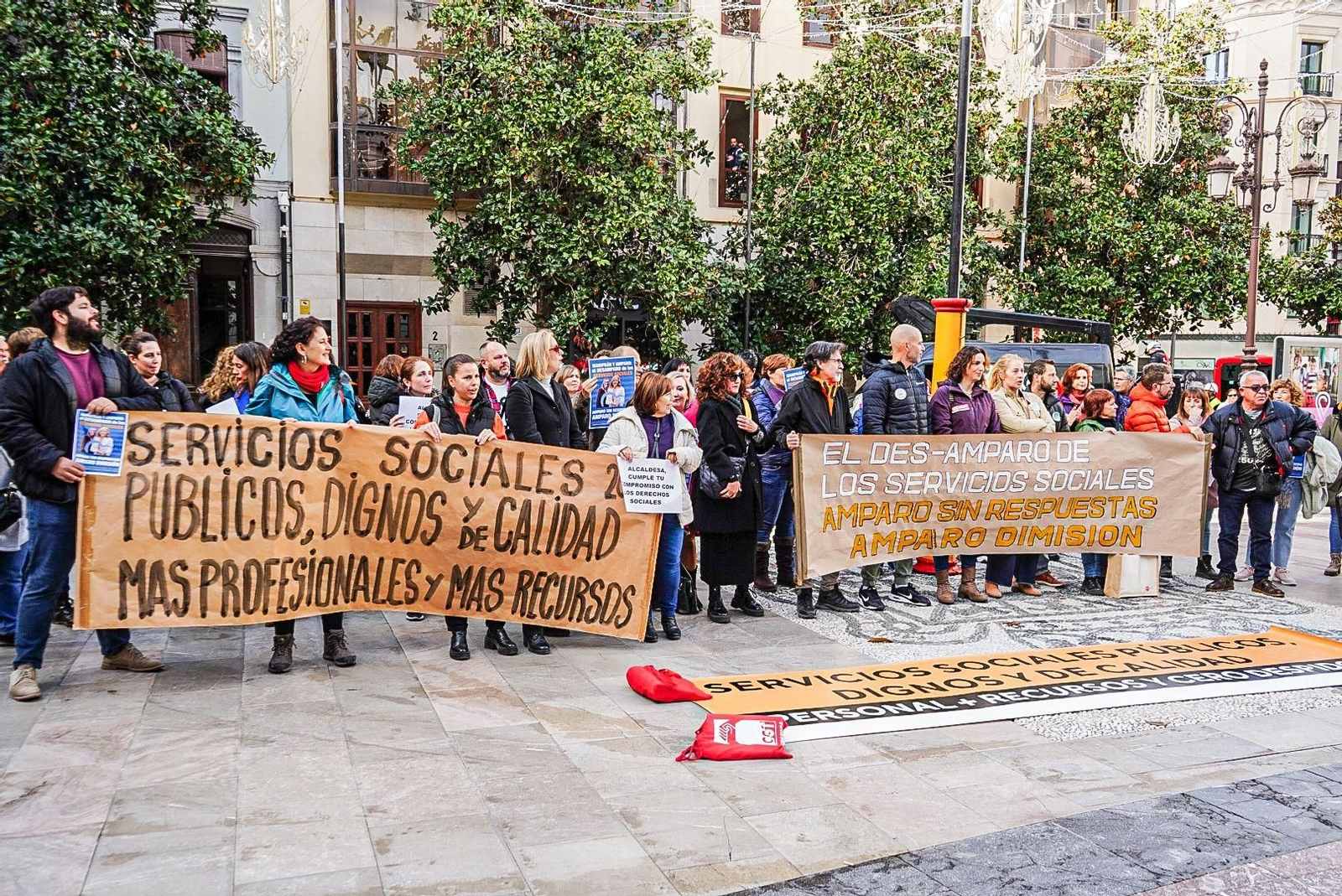 Protesta de los trabajadores de servicios sociales del Ayuntamiento de Granada