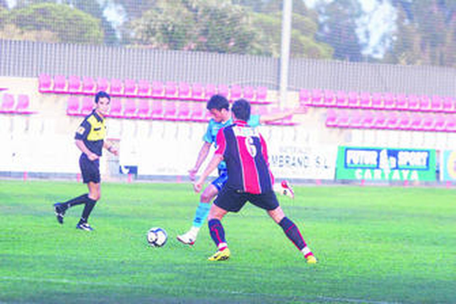 Javi Fuego se prepara para golpear el balón frente al Cartaya.