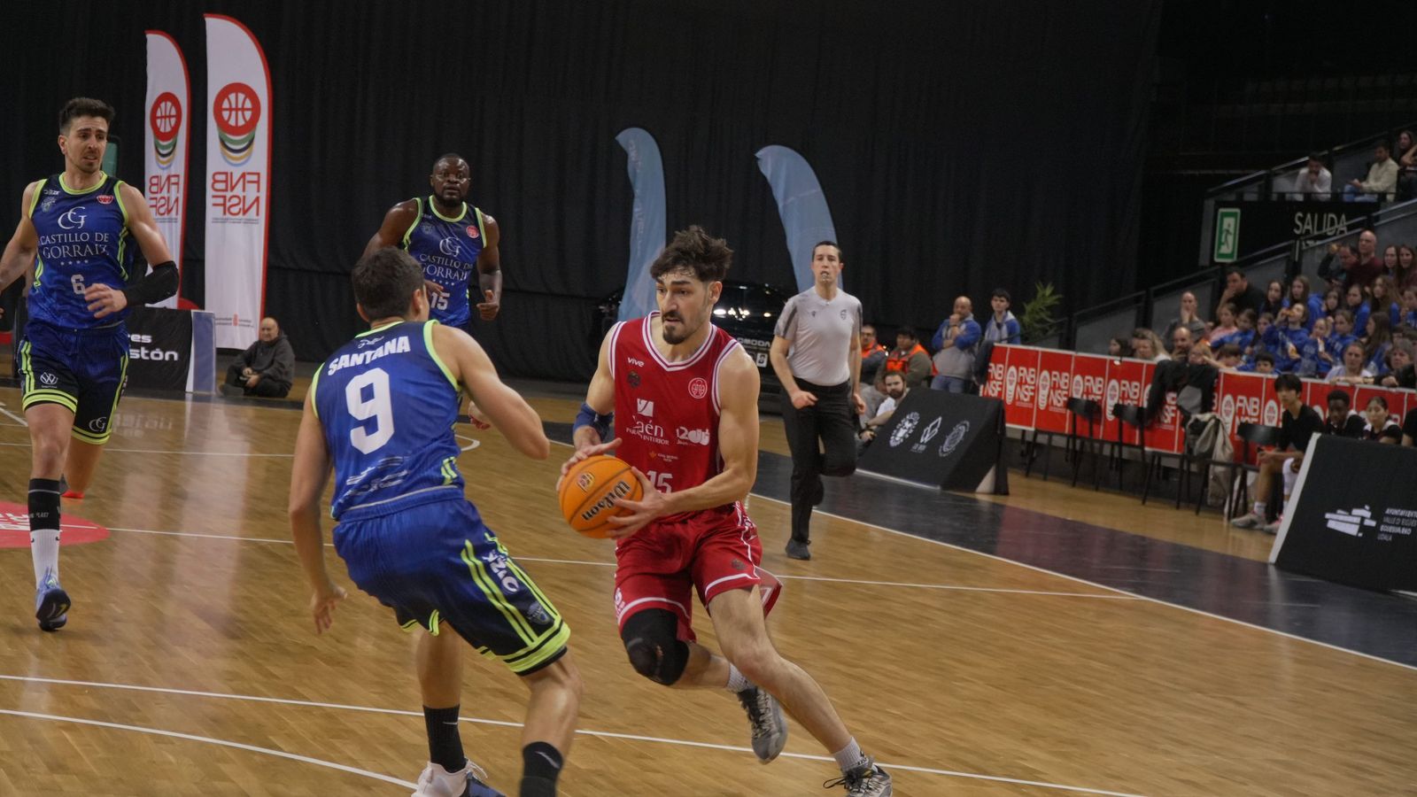 Javi Martínez, en una de las acciones ofensivas del partido.