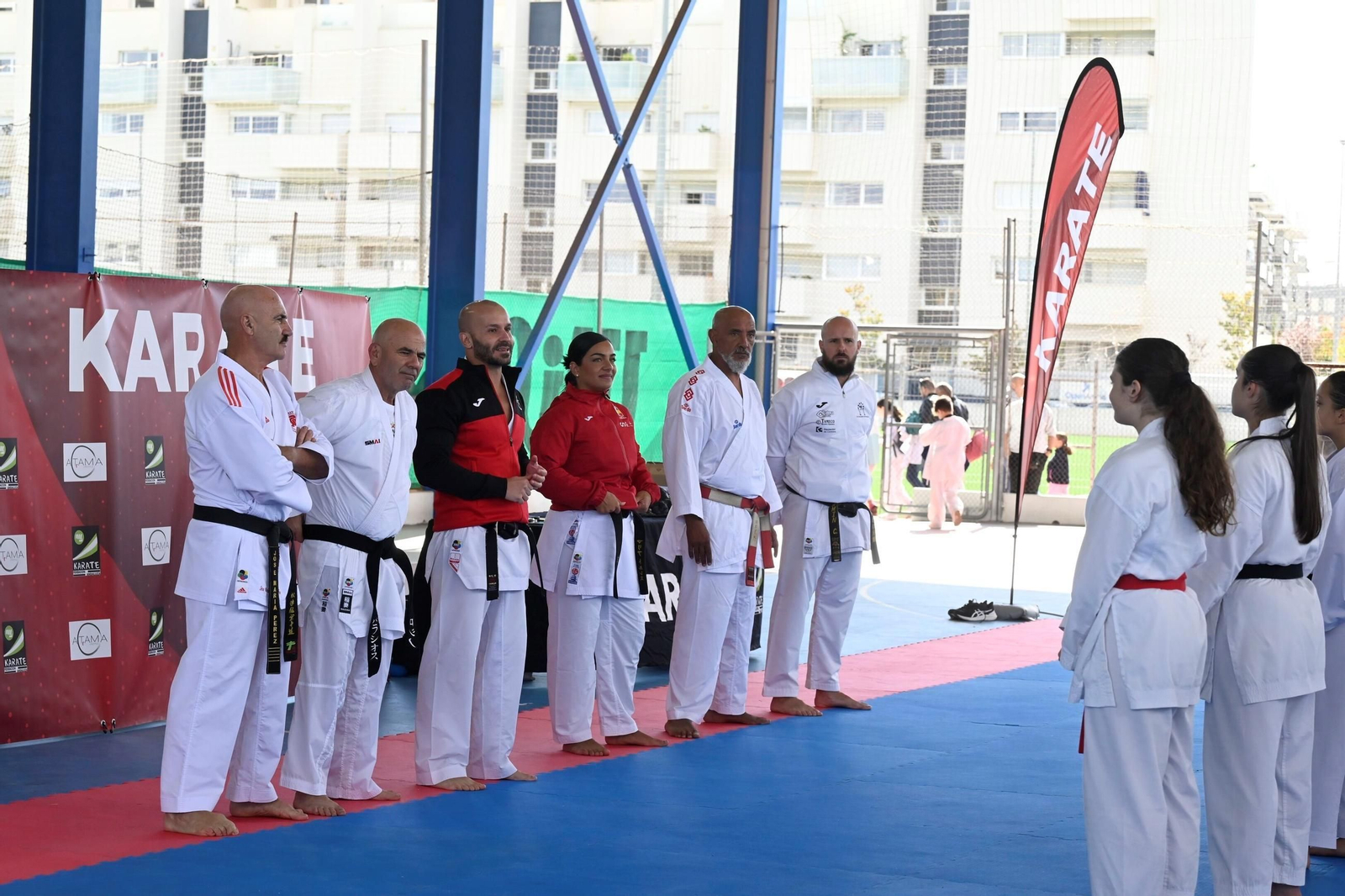 El Equipo Atama disfruta en Córdoba de la maestría de María Torres, campeona del mundo de kárate