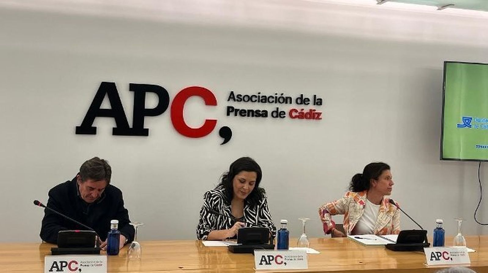 Luis García Montero, Paloma Jara e Isabel Morillo participaron en el primer coloquio: ‘El español en el periodismo’.