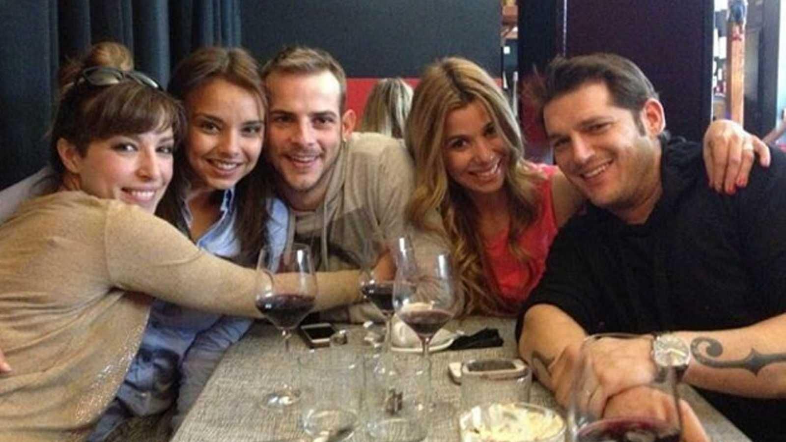 Casademunt (centro), con Gisela, Chenoa, Natalia y Manu Tenorio, en una foto de sus redes.