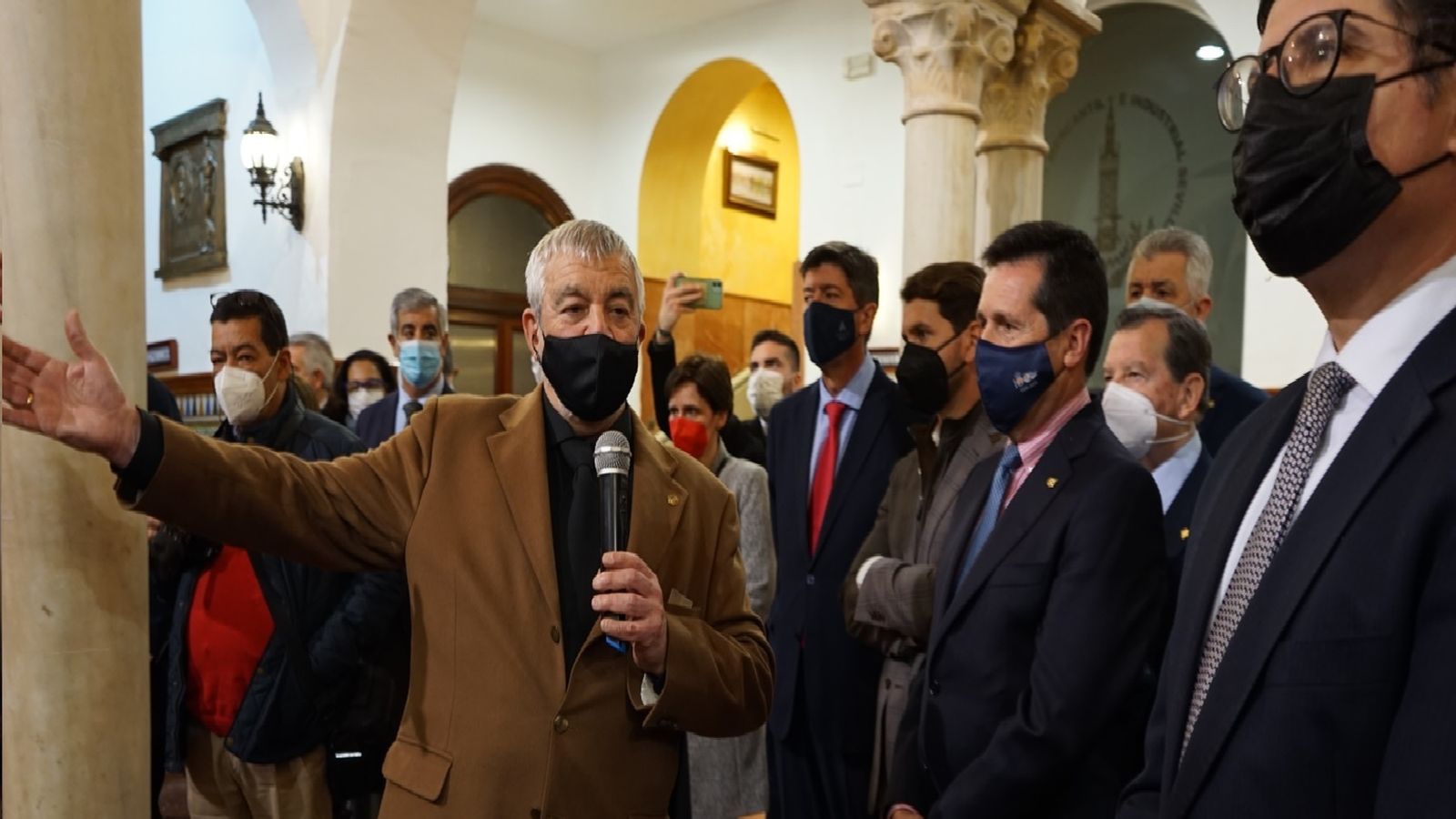 El profesor Miñarro explica la exposición durante la inauguración.
