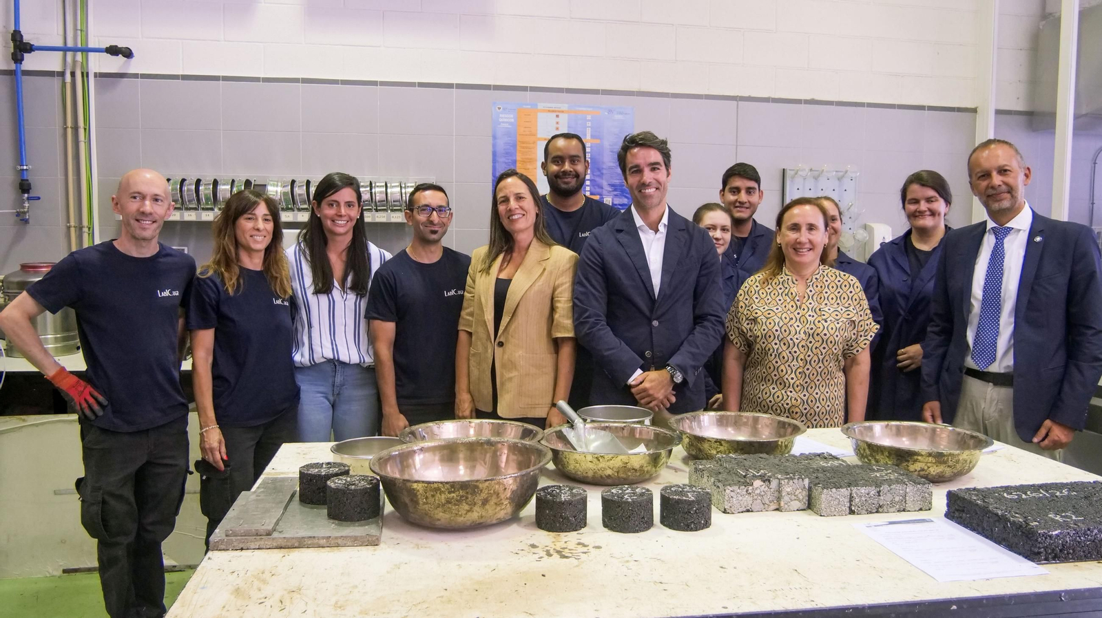Responsables de la UGR y de la Escuela de Caminos, junto a personal del laboratorio LabIC.UGR.