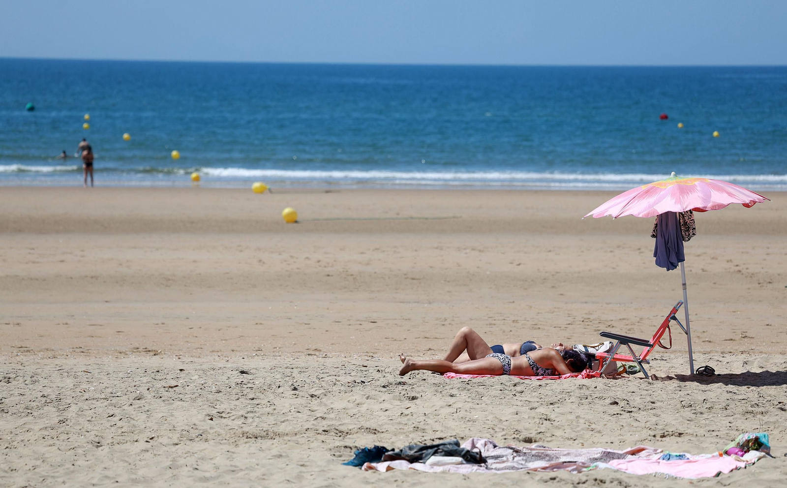 Imágenes del ambiente en las playas de Punta Umbría y La Bota en la mañana del domingo