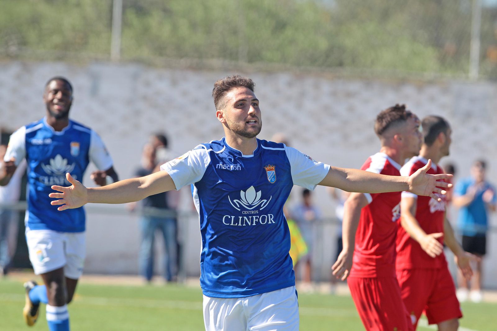 Juan Benítez celebra uno de los goles que ha anotado esta temporada en el Andrés Chacón de La Barca.