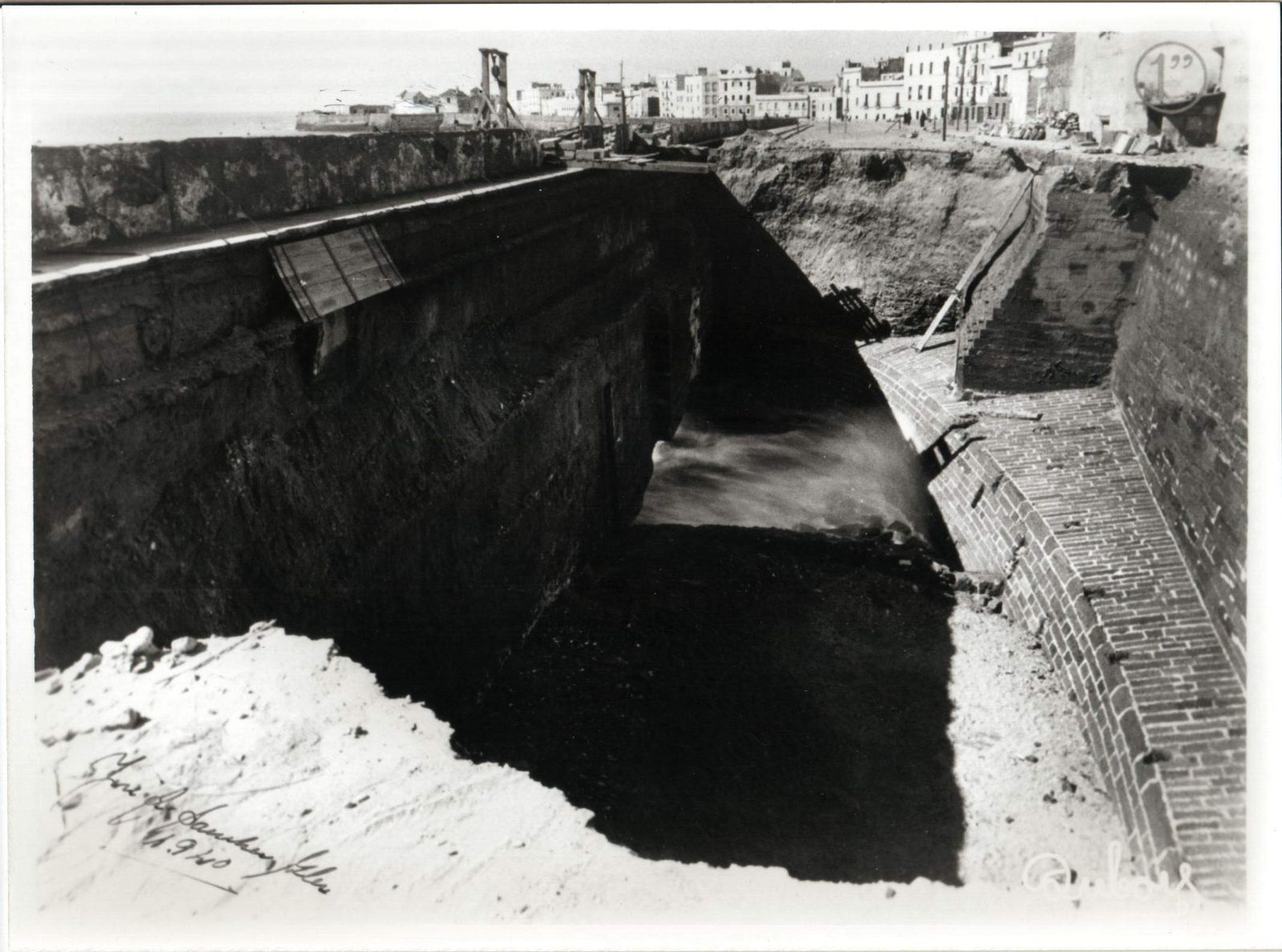 Los datos históricos en las murallas de Cádiz