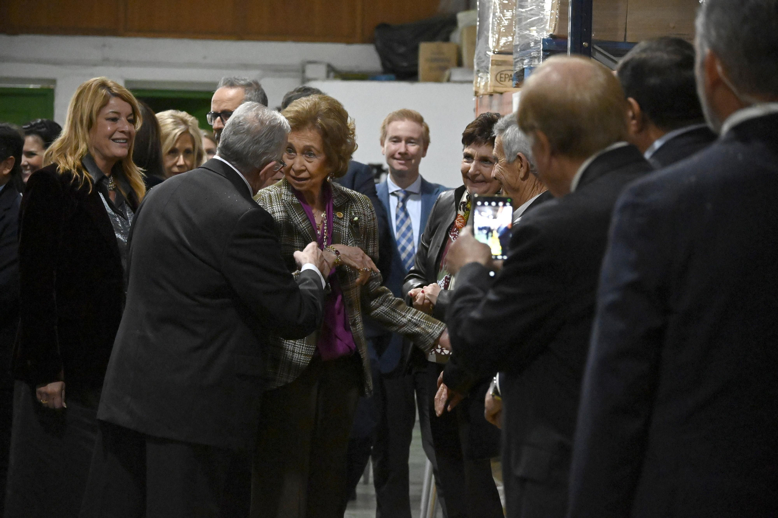 La Reina Sofía visita el Banco de Alimentos de Huelva, en imágenes