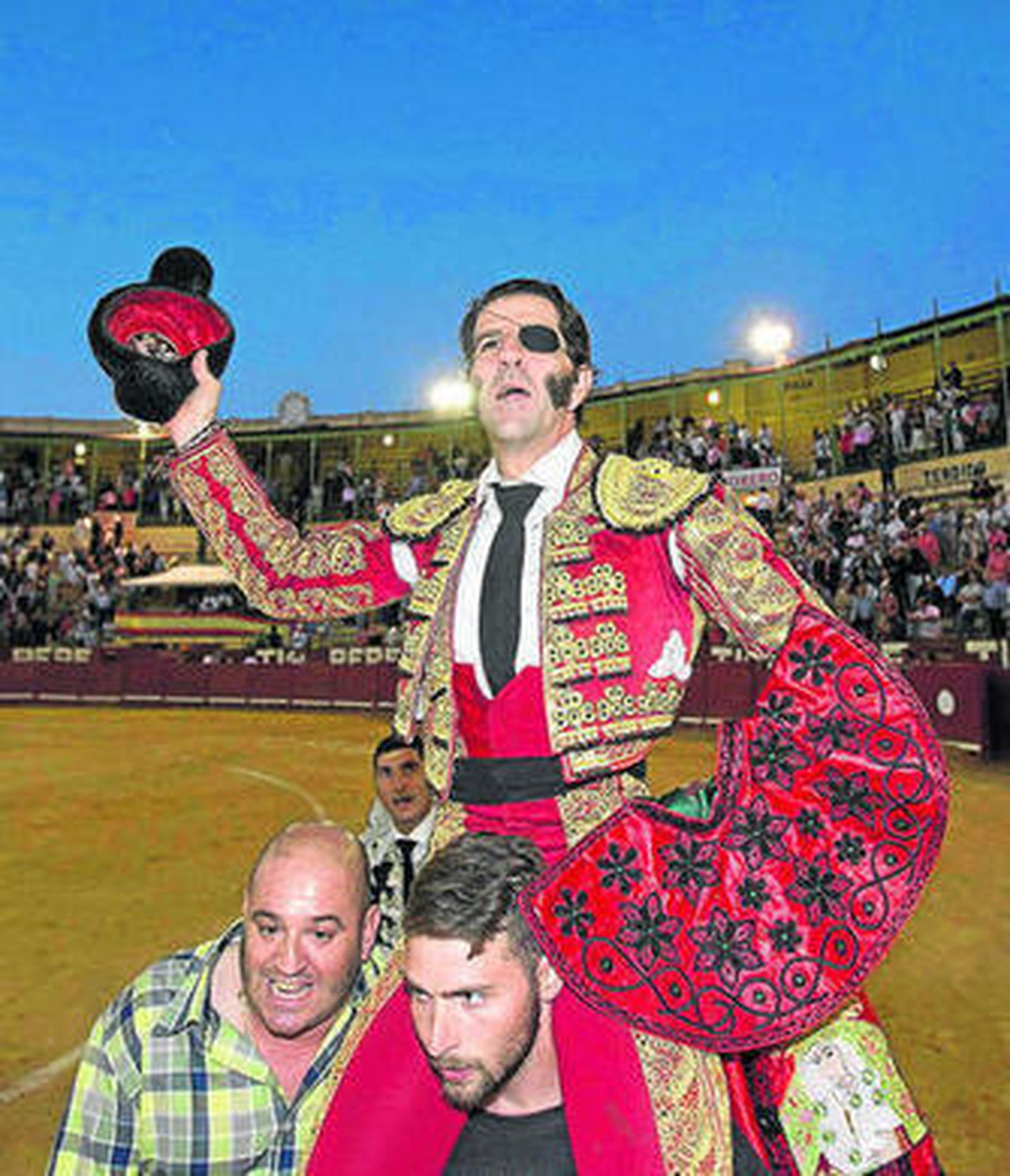 Juan José Padilla, en su salida a hombros ayer en Jerez.