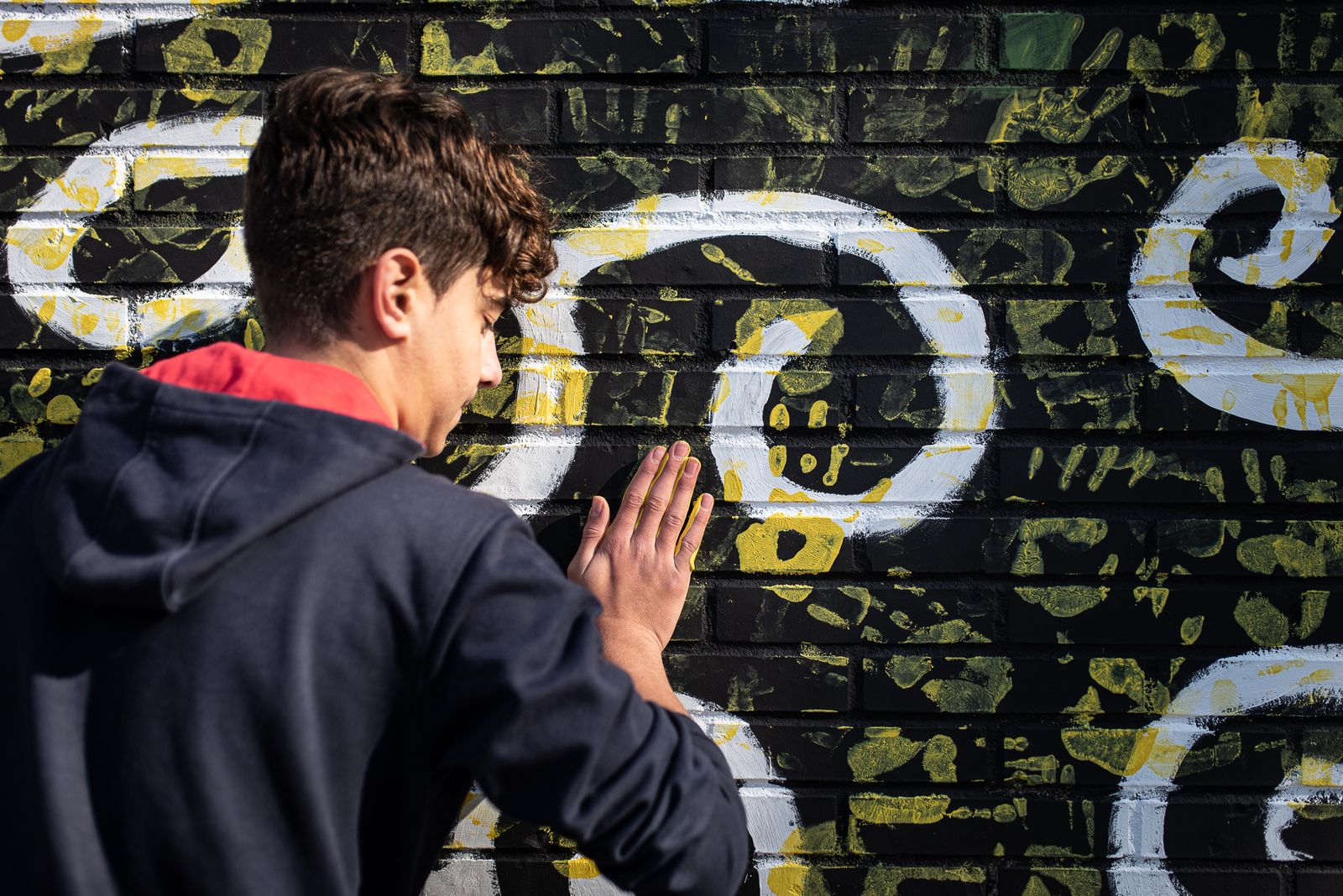 Imágenes de la limpieza de pintadas en La Hispanidad por los alumnos del Colegio de La Hispanidad en el Día de la Paz