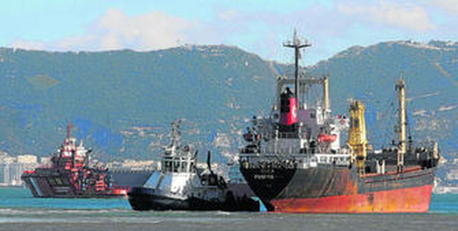 El 'Rhea' toma rumbo mar adentro con la ayuda de la Salvamar y del práctico, ayer a las 15:23 horas.