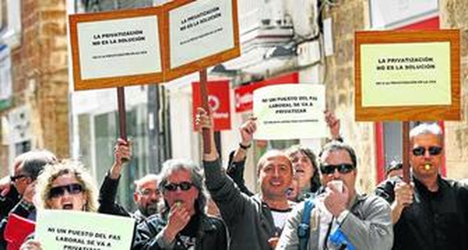 Imagen de la manifestación del personal de la UCA por las calles de Cádiz.