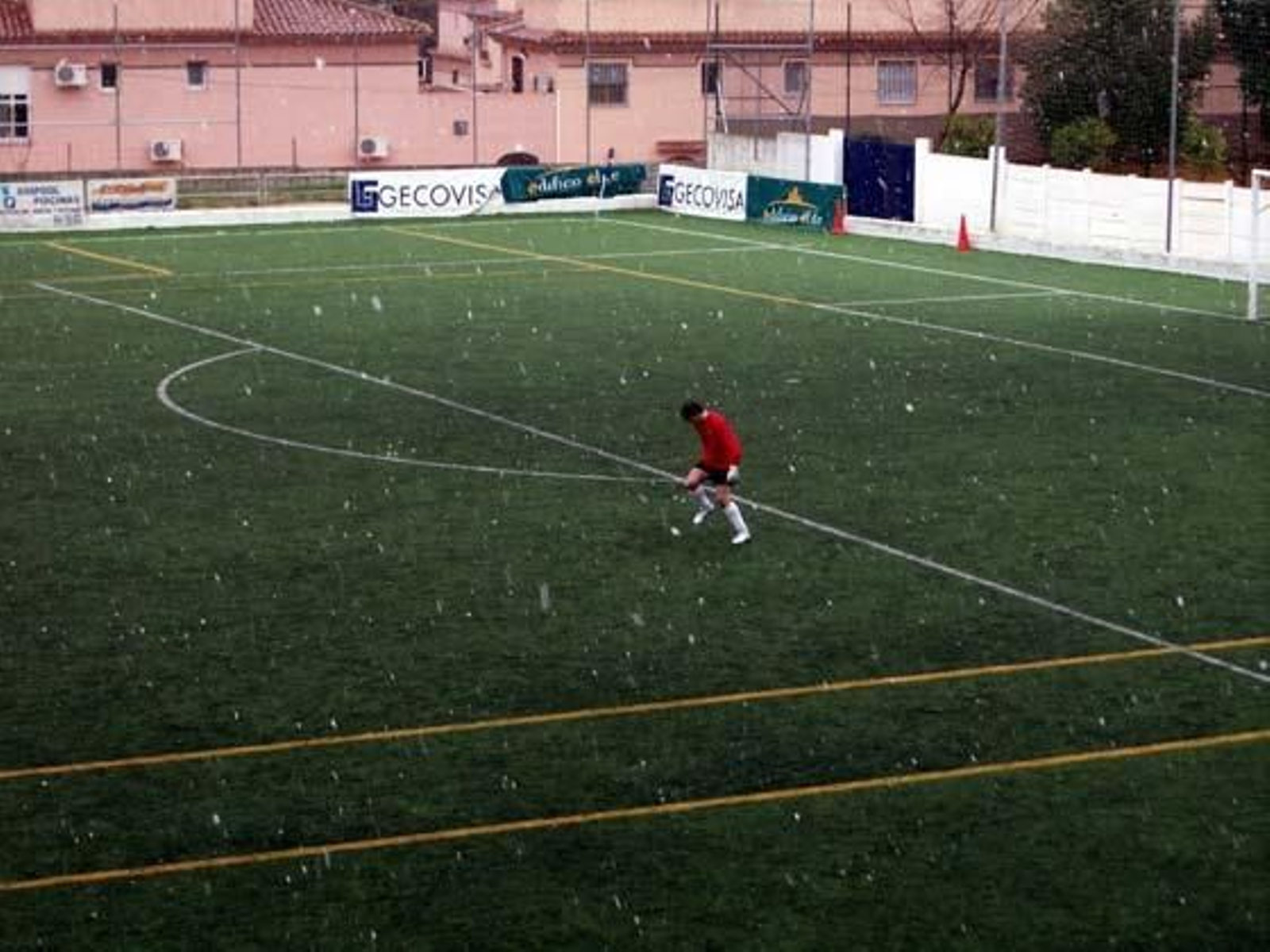 Nieve en el partido Tomares-Lebrijana.