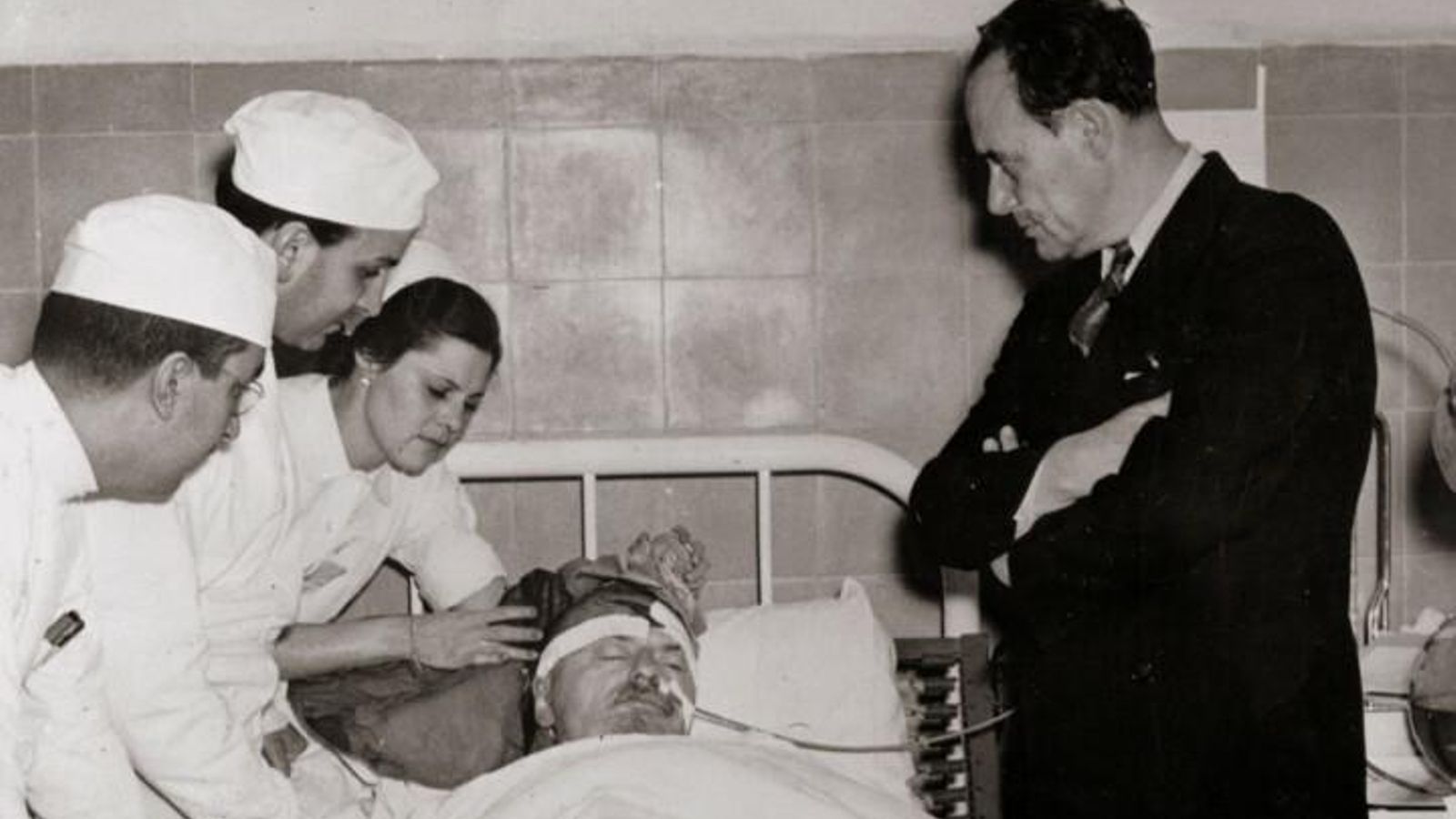 León Trotsky, en el lecho de muerte.