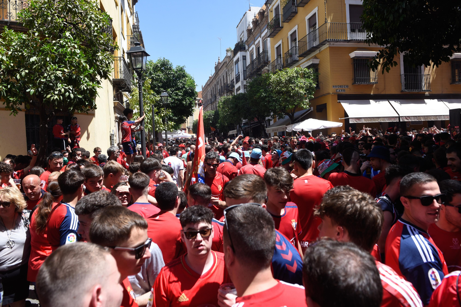 Búscate en la galería gráfica de las aficiones de Osasuna y Real Madrid en Sevilla