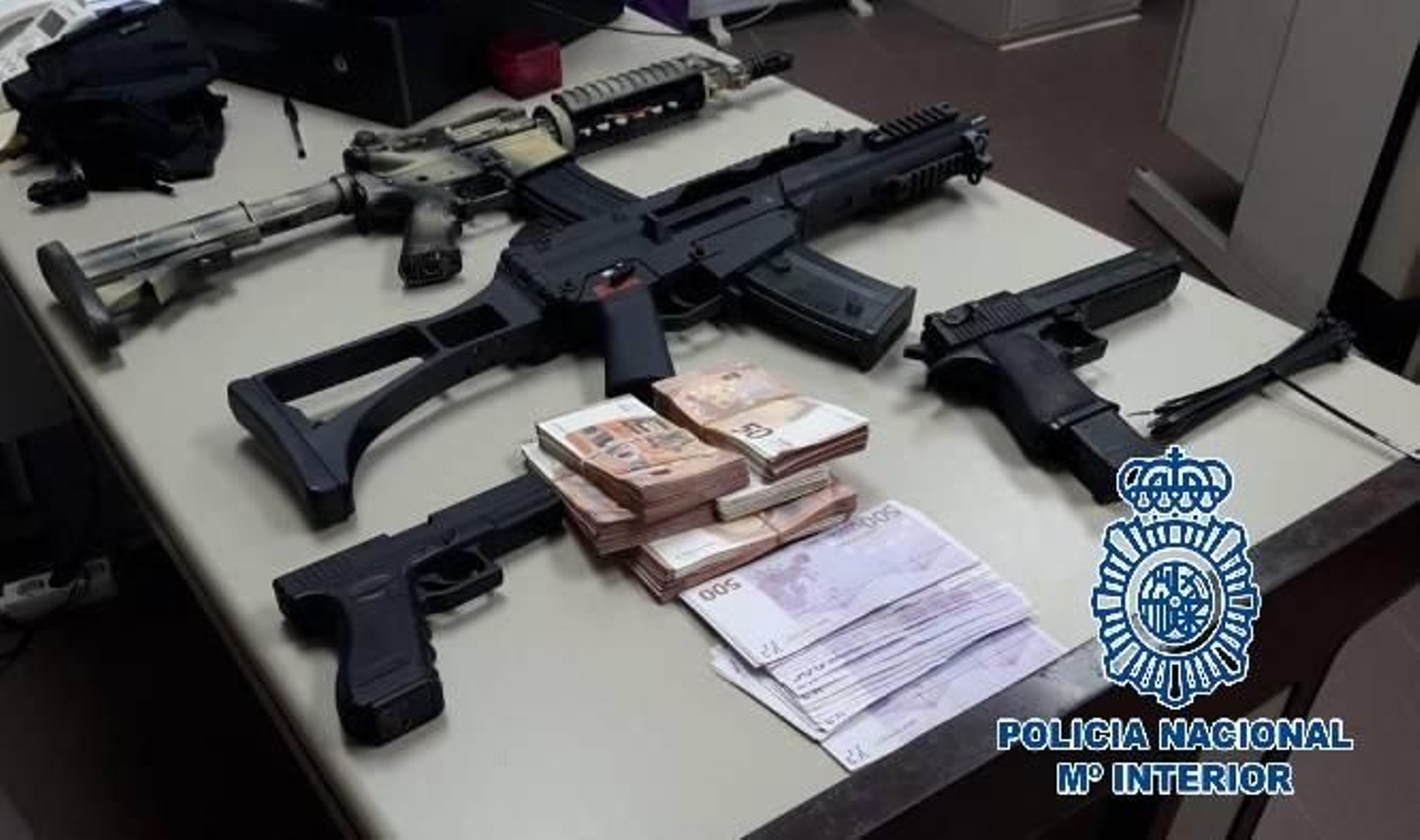 Las armas de aire comprimido requisadas a los detenidos.