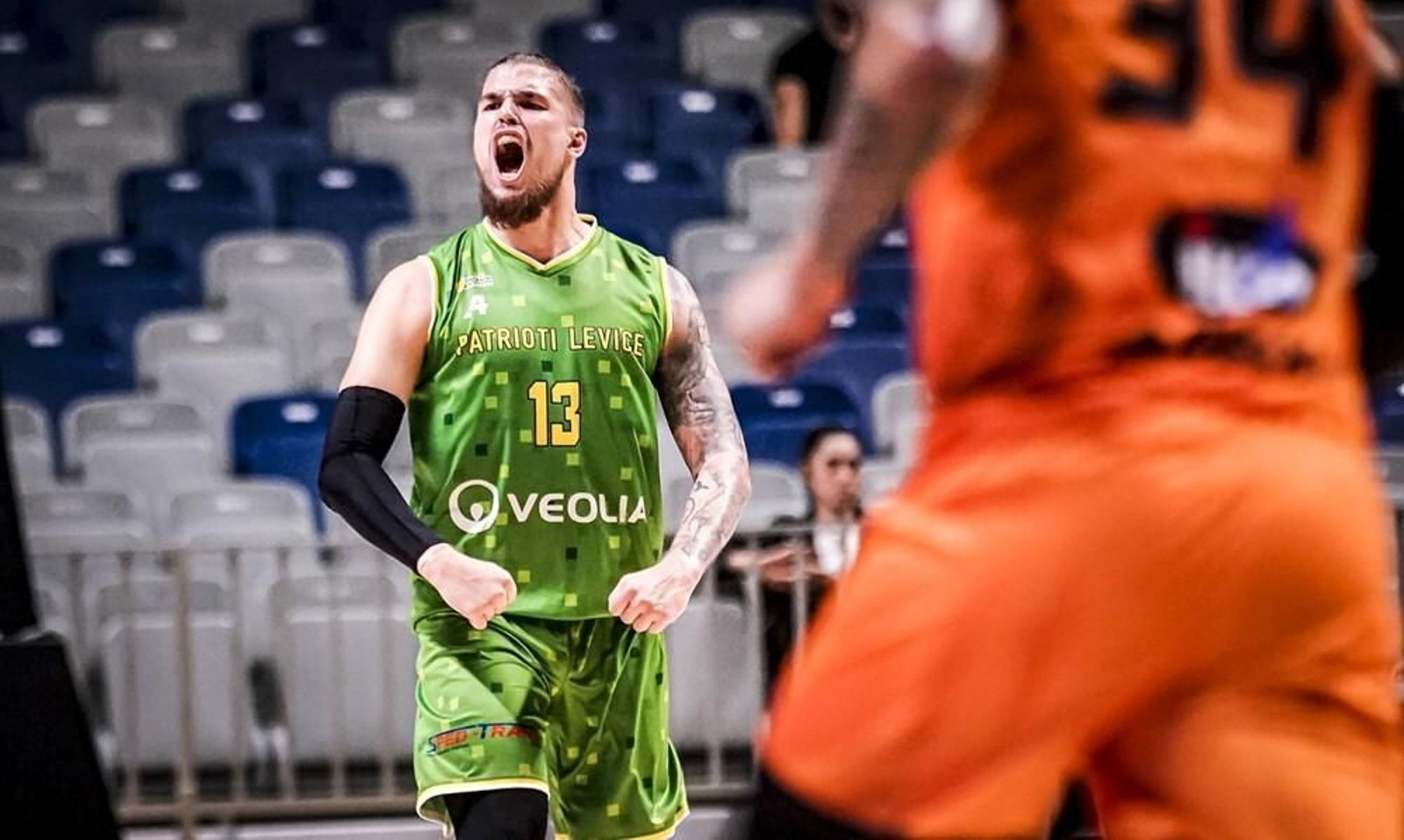 Ben Kovac celebra una canasta.