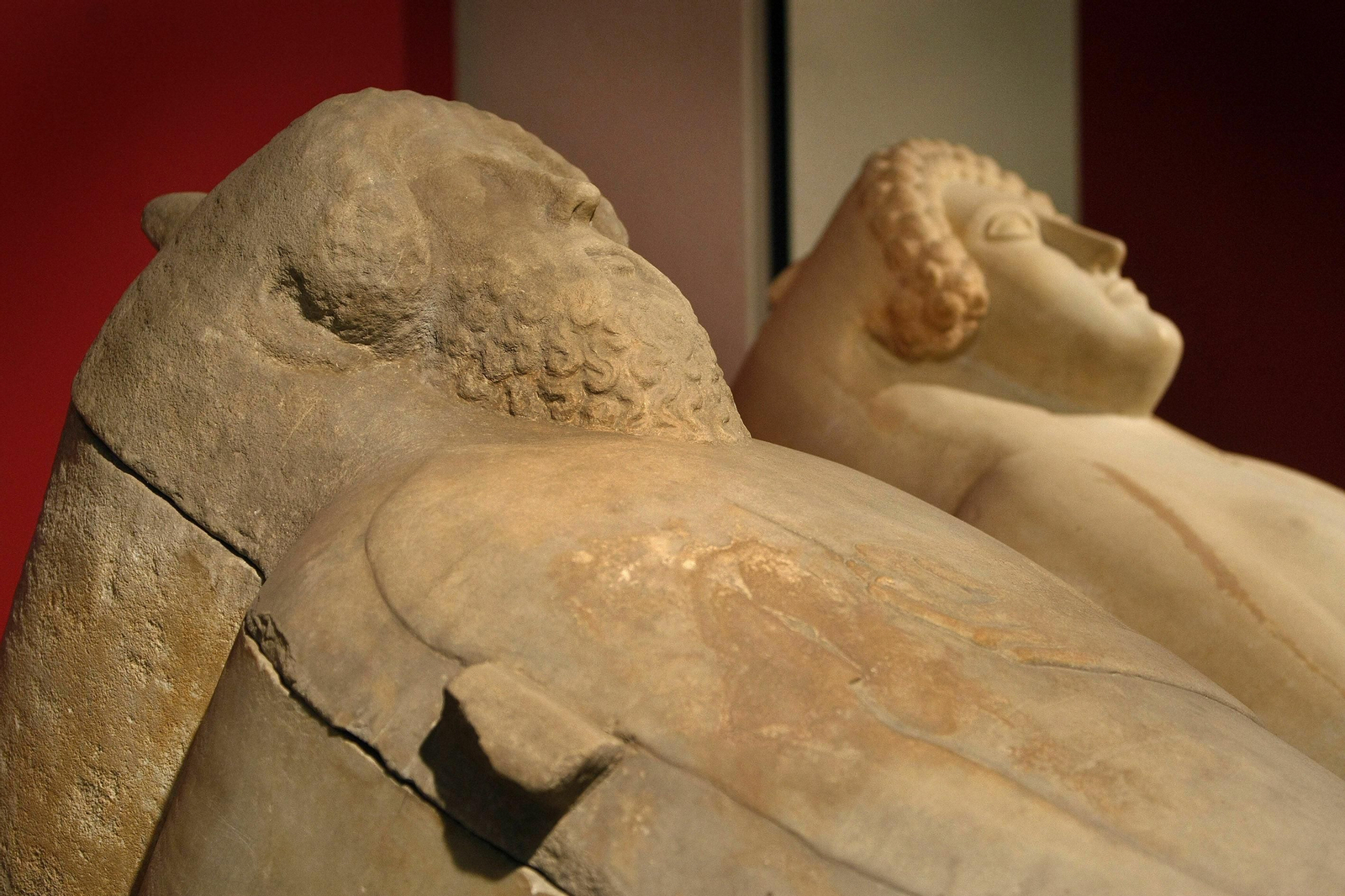 Los sarcófagos antropoides masculinos y femeninos del Museo de Cádiz.