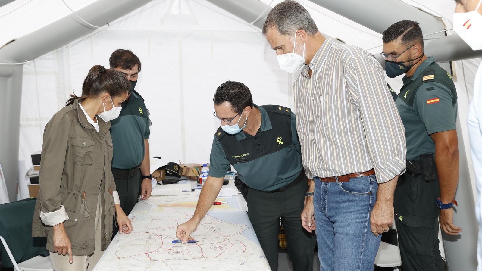 El teniente coronel Lafuente explicando a los reyes de España el dispositivo de seguridad de La Palma. El teniente coronel Lafuente explicando a los reyes de España el dispositivo de seguridad de La Palma.