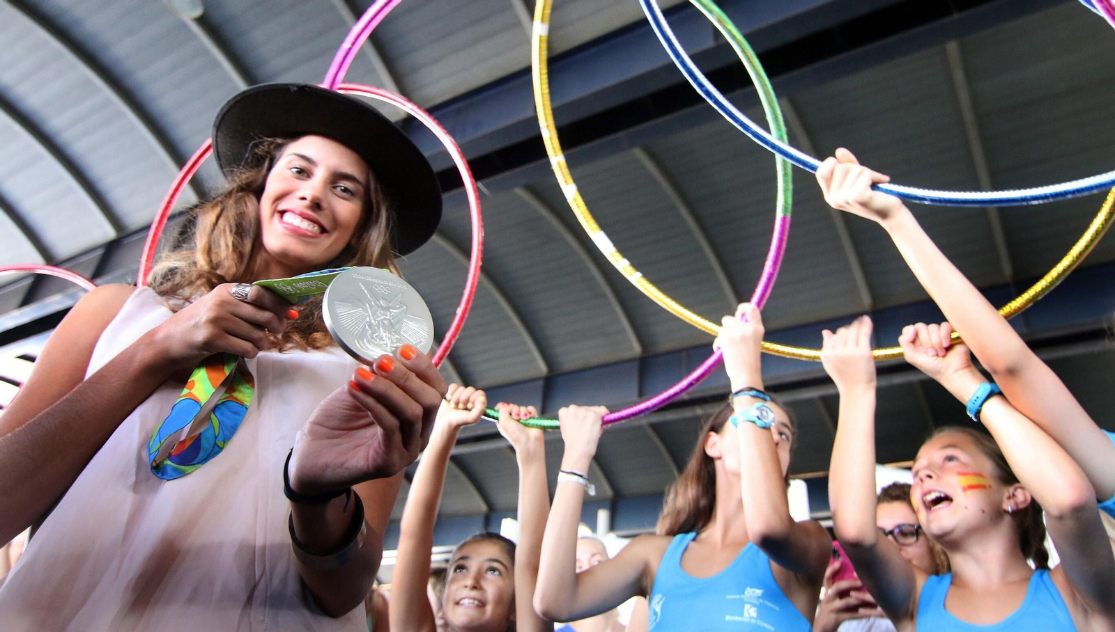 Lourdes Mohedano, con su medalla de plata lograda en Río 2016 a su regreso a Córdoba.