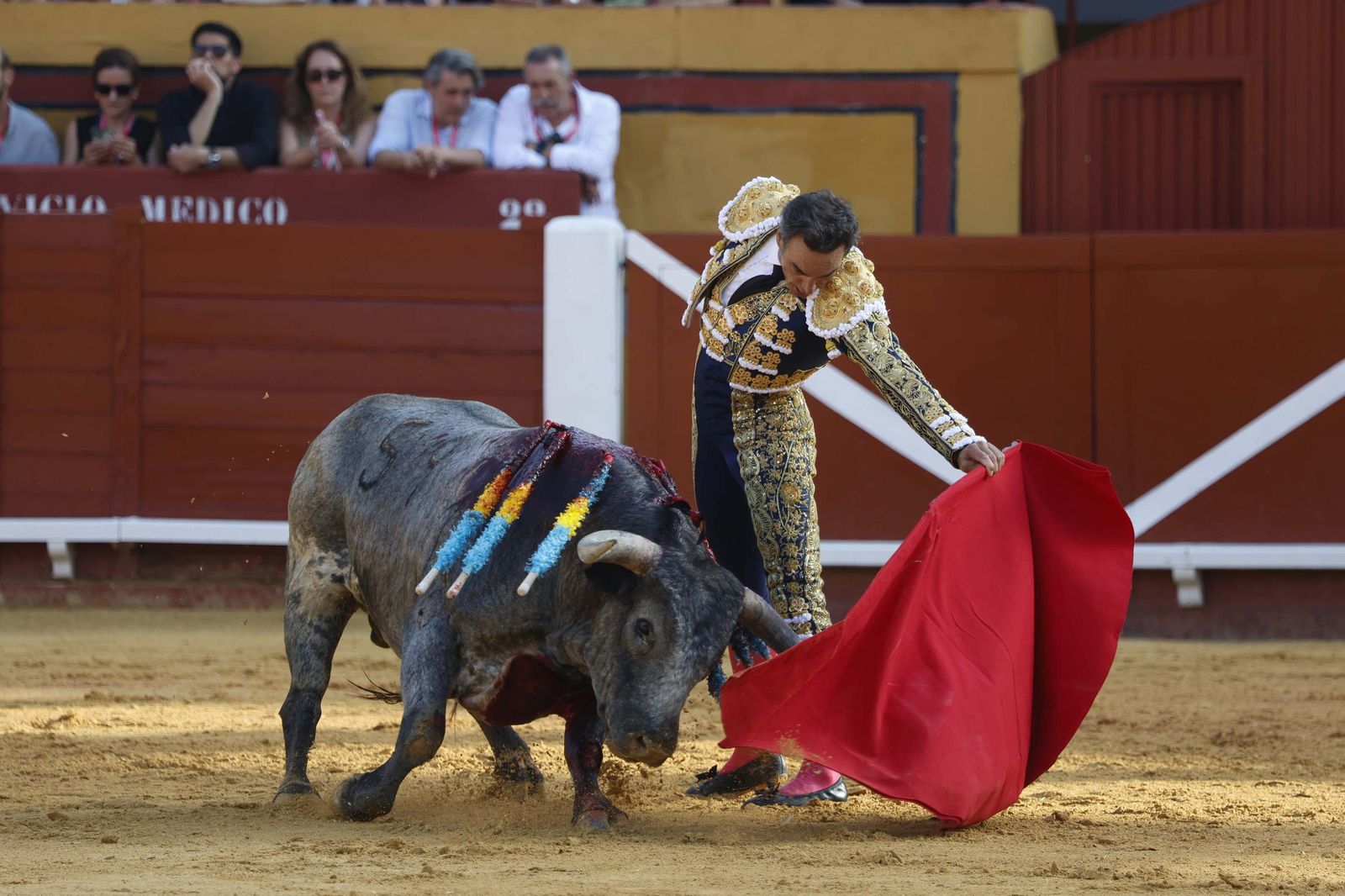 Una decepcionante corrida de Miura con Esaú Fernández a hombros cierra Algeciras