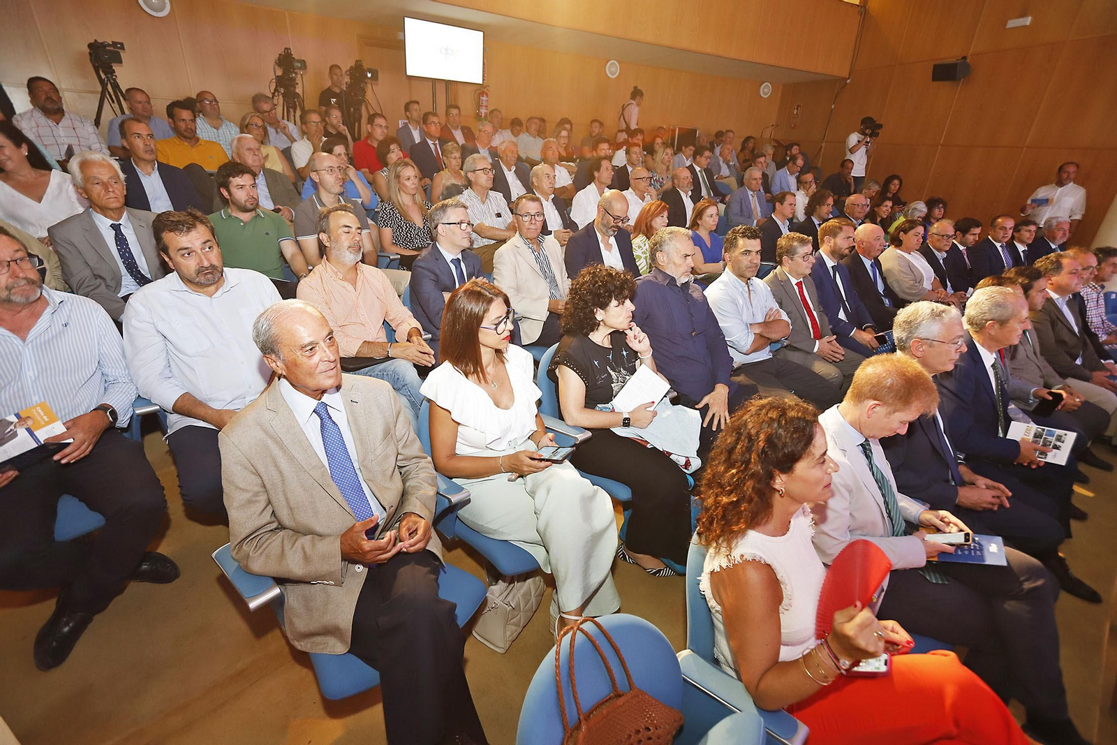 Imágenes de la Presentación de la memoria anual de la Asociación de Industrias Químicas, Básicas y Energéticas de Huelva (Aiqbe)