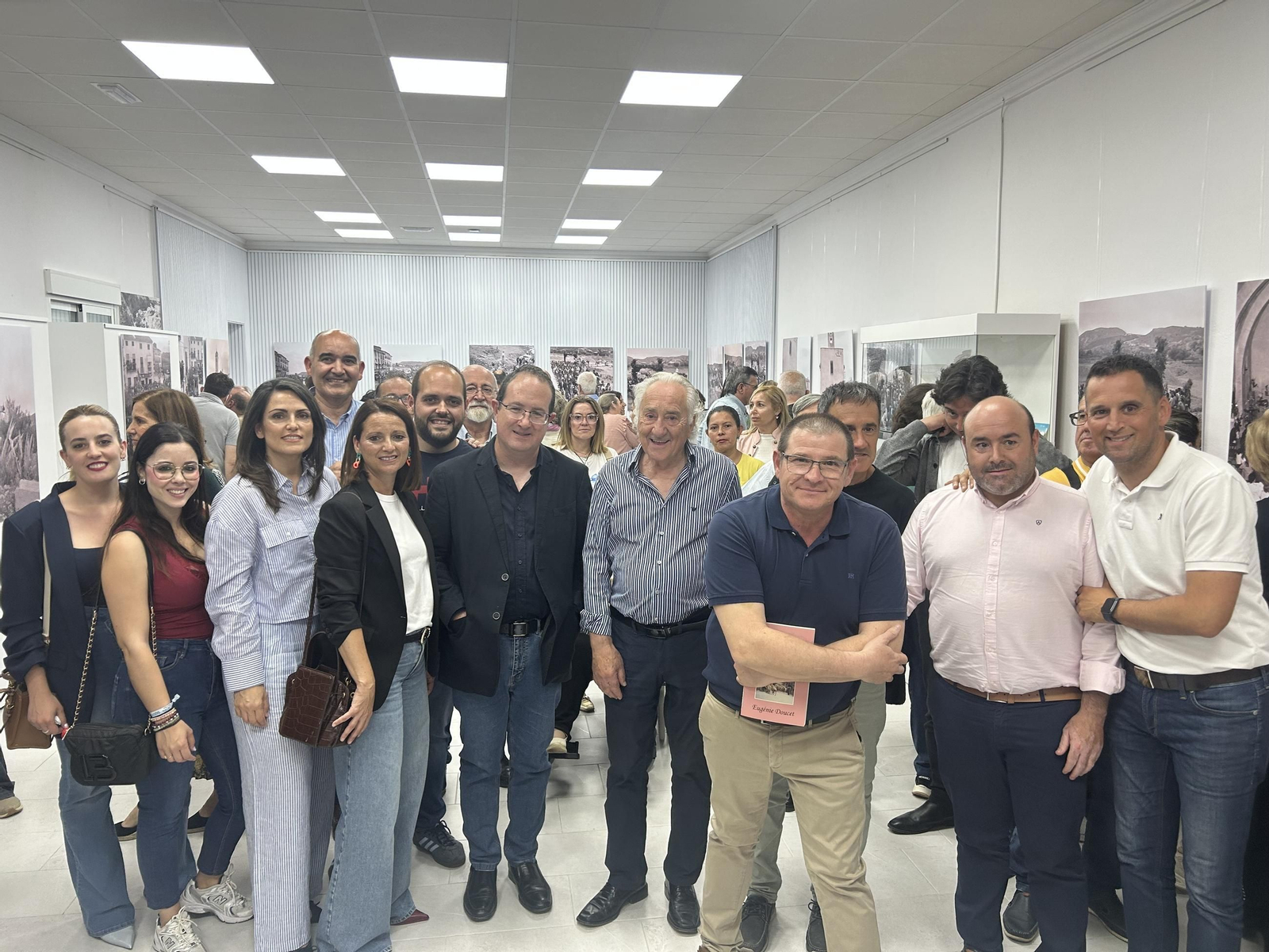 Andrés García Ibáñez, Antonio Fábrega y representantes del equipo de Gobierno y la asociación Somos Albojenses durante la inauguración.